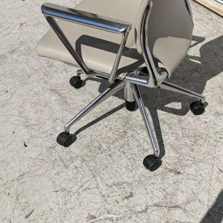 1 Vitra Meta Conference Chair by Alberto Meda 12 Available In Good Condition For Sale In Pasadena, TX
