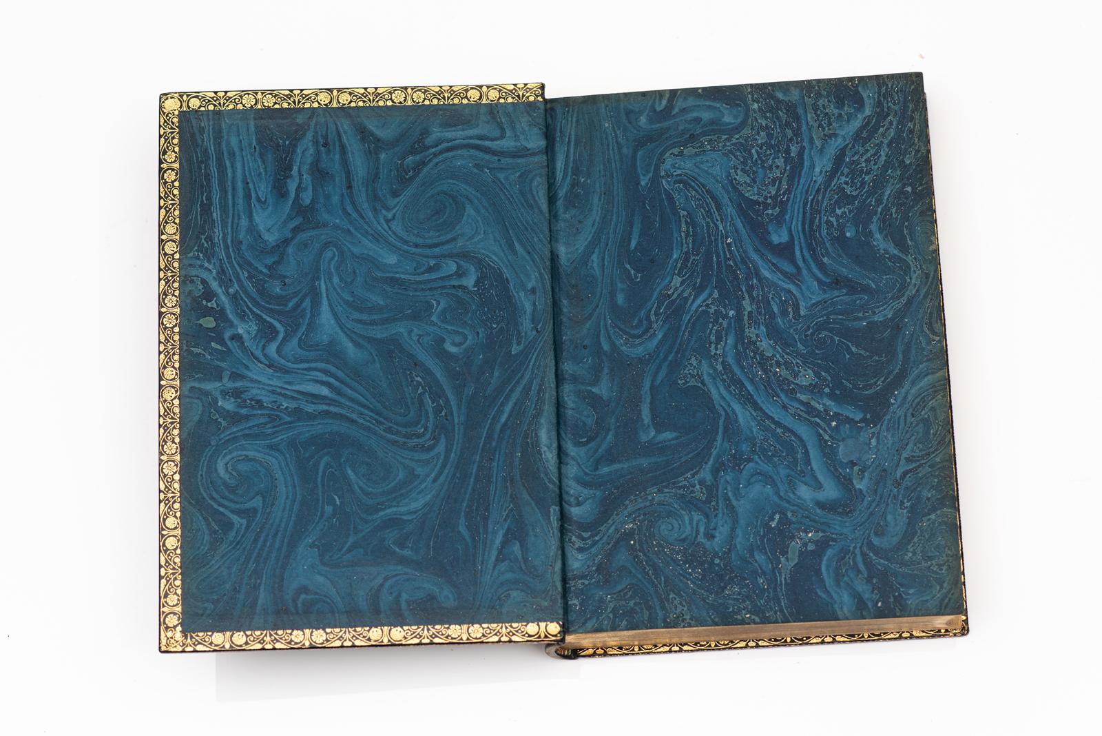 1 Vol. Dmitri Merejkowski, El romance de Leonardo da Vinci. Traducción de Bernard Guilbert Guerney. Ilustrado por todas partes. Encuadernado en piel de becerro azul. Bordes dorados en las cubiertas. Paneles florales dorados en el lomo. Bandas