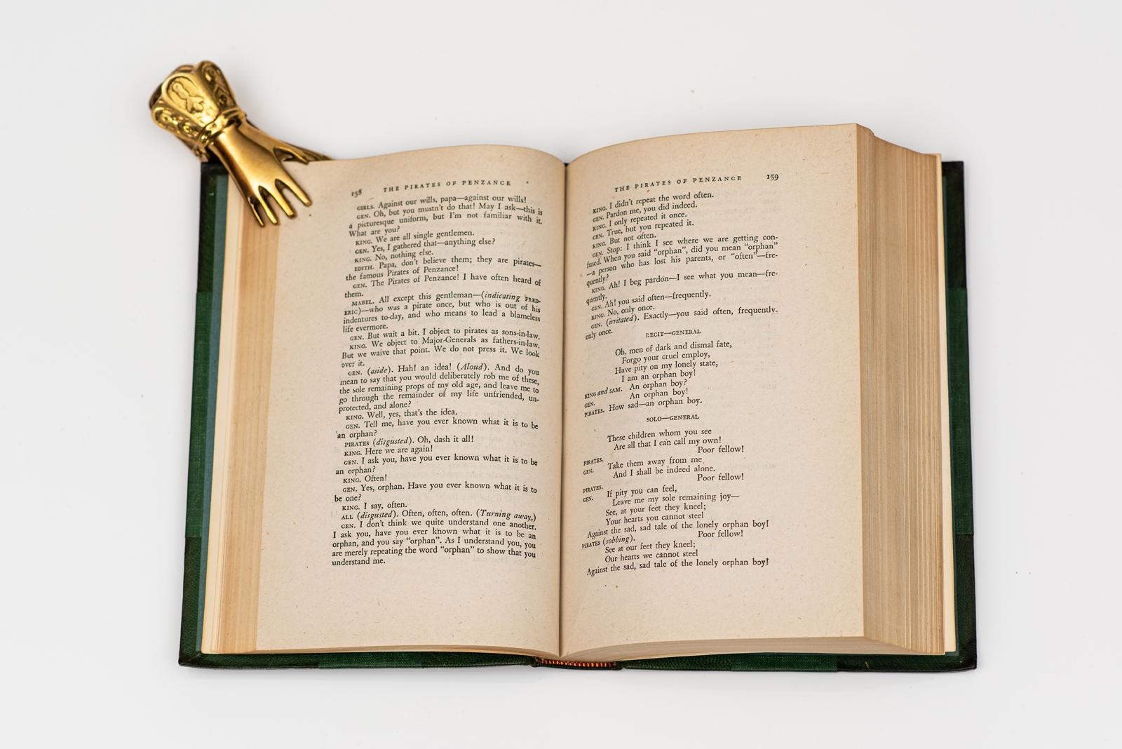 1 Vol. Gilbert et Sullivan. Reliure en maroquin vert 3/4, plats de lin, tranches supérieures dorées, bandes en relief, panneaux dorés. Publié : New York : The Modern Library, N.D.