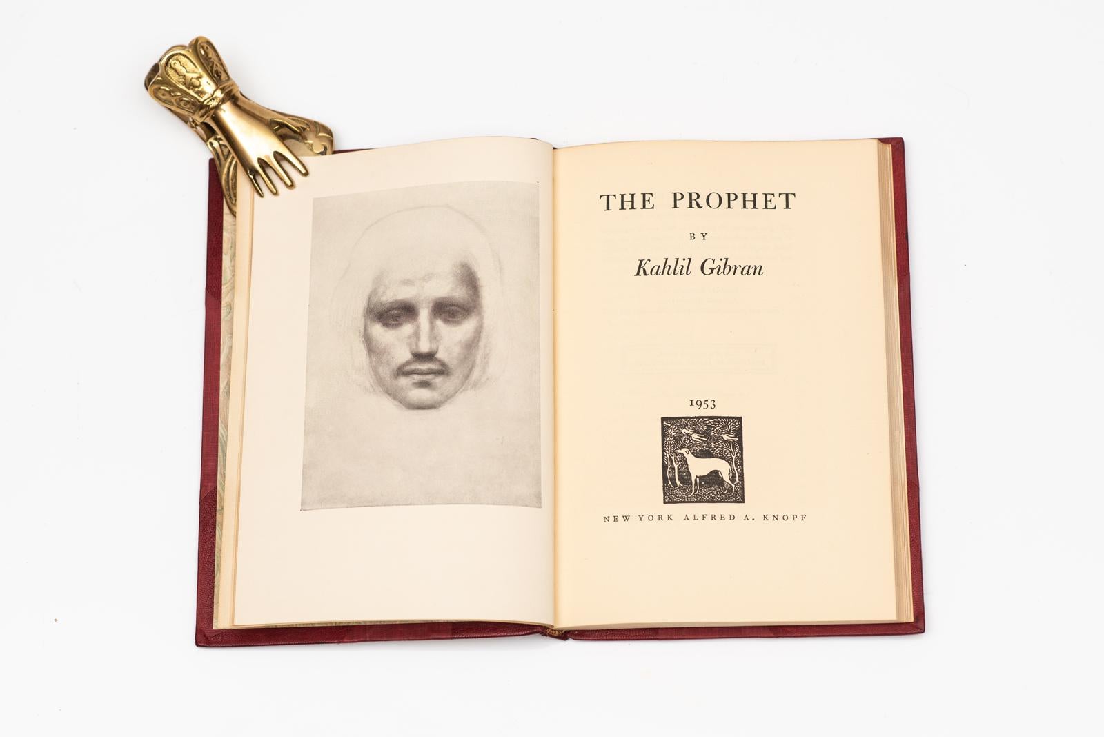 1 Vol. Kahlil Gibran, Le Prophète. Illustré par l'auteur. Reliure en 3/4 Maroc rouge et planches de lin. Pages de garde marbrées. Frontispice illustré. Bords supérieurs dorés. Colonne vertébrale dorée. Bandes soulevées. Publié à New York : Alfred A.