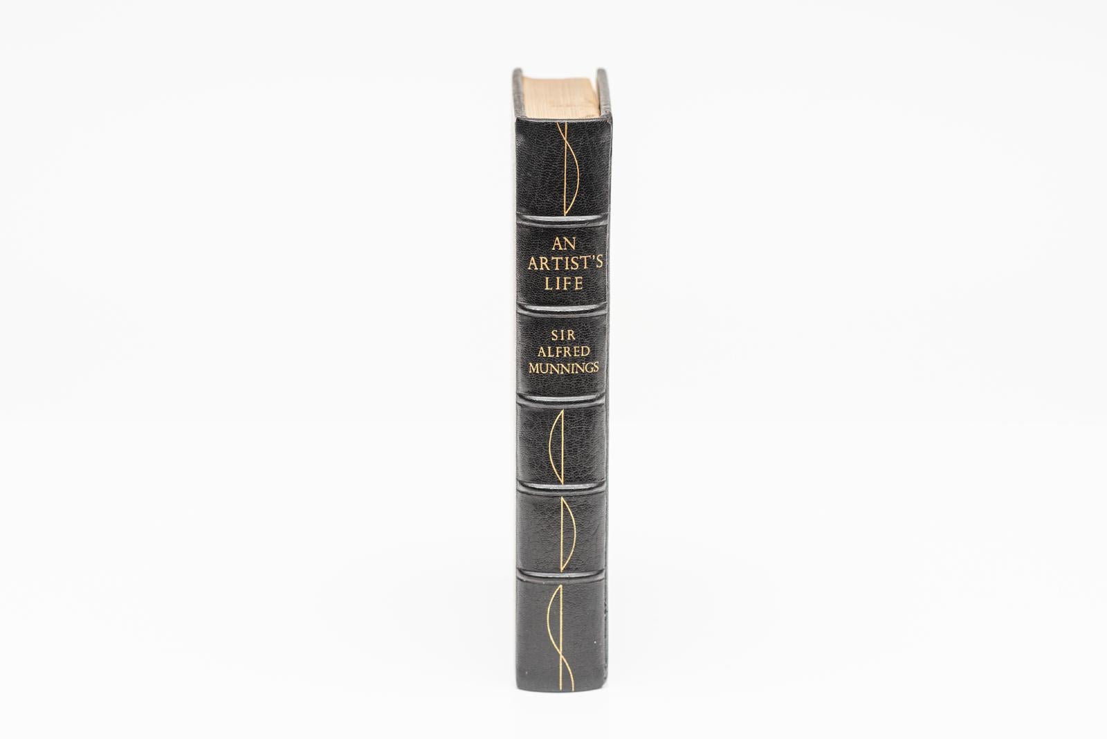 1 Vol. Sir Alfred Munnings, La vida de un artista. 140 ilustraciones del autor. Firmado por el autor. Encuadernación de lujo por The Collector's Book Club, Londres. Frontispicio ilustrado. Encuadernado en pleno Marruecos negro. Diseño dorado en las