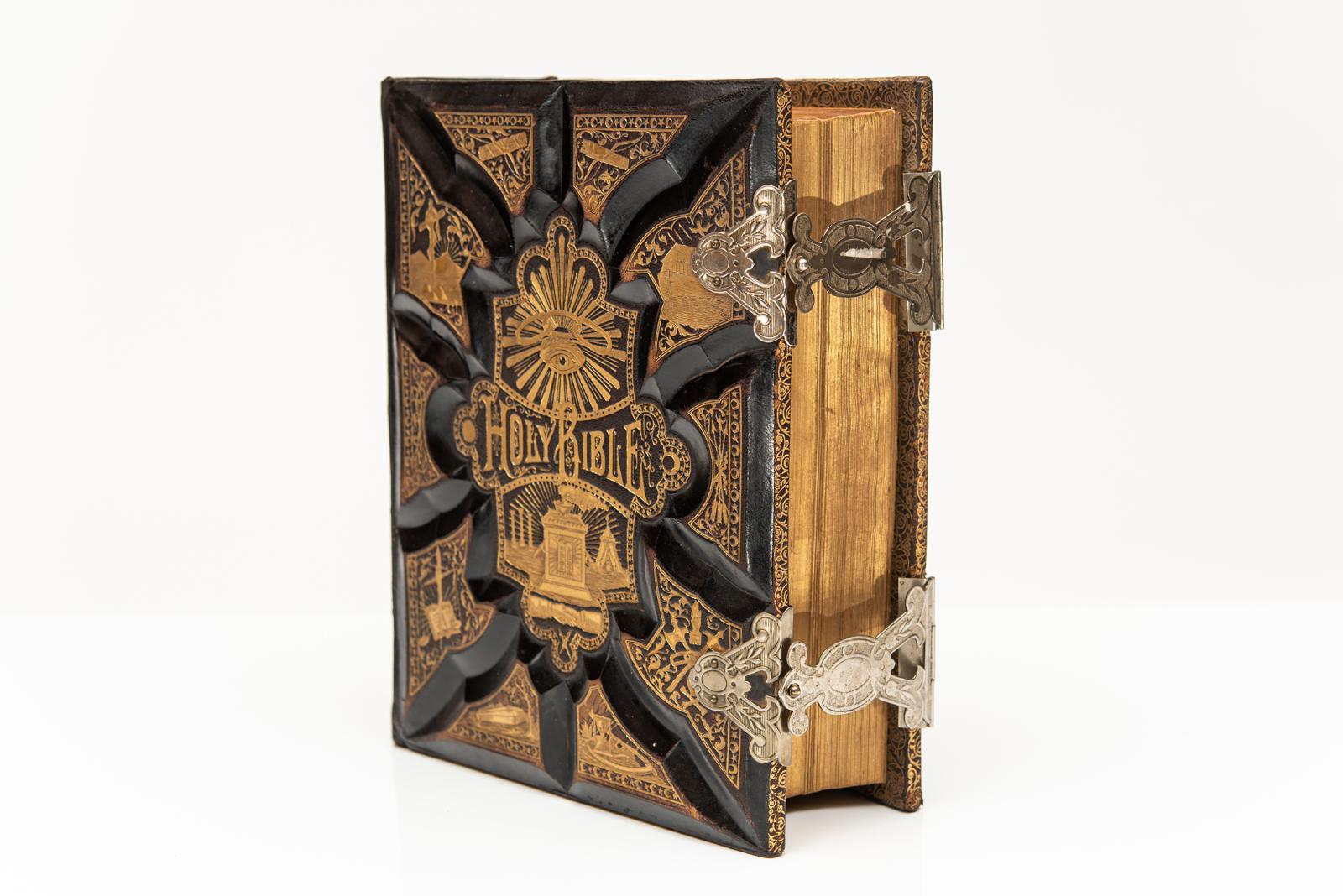 1 Volume. Anon. The Holy Bible. Containing The Old and New Testaments Bon état - En vente à New York, NY