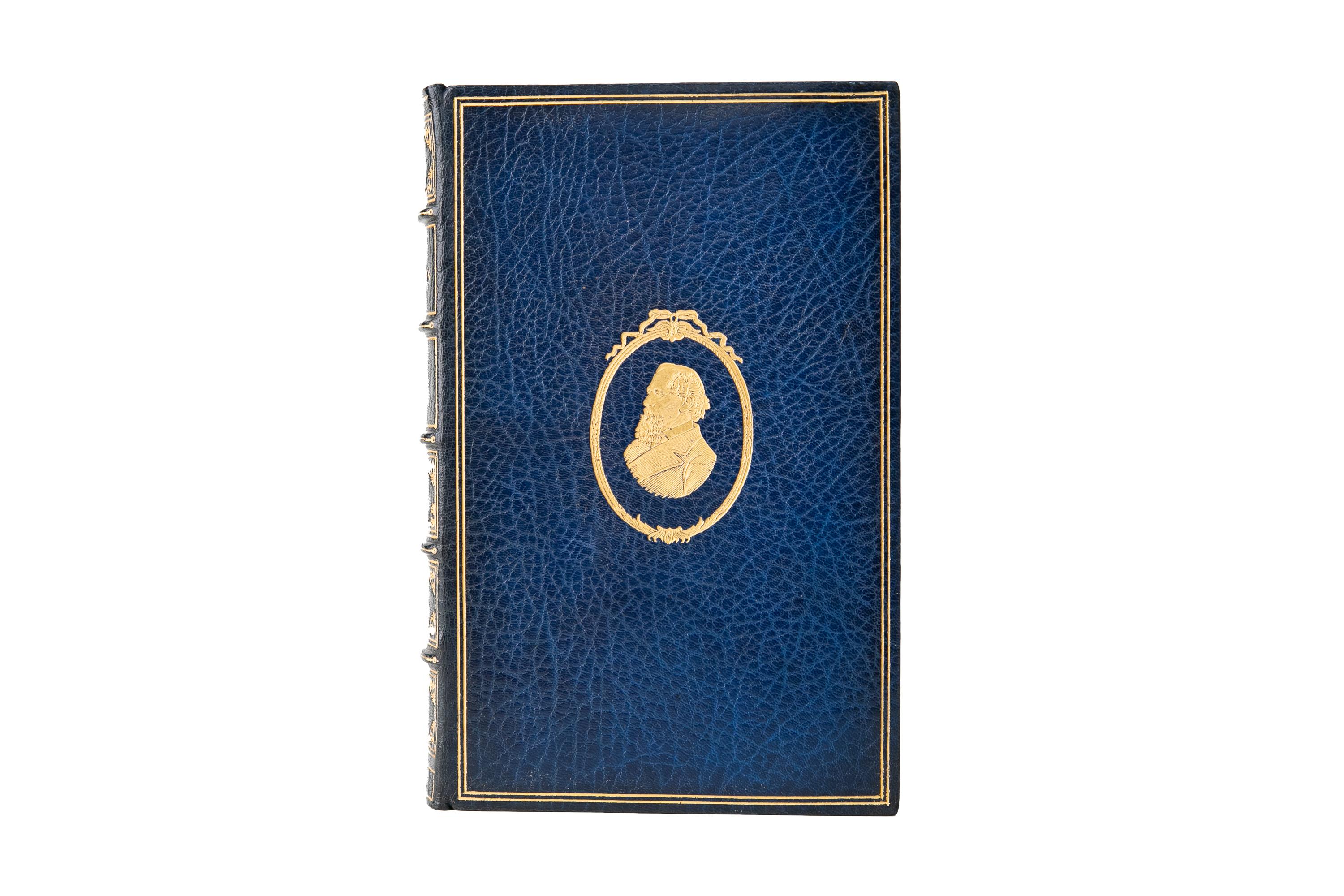 1 Volume. Charles Dickens, Dombey & Son. Première édition. Relié par Bayntun en plein maroquin bleu avec les couvertures et le dos à bande surélevée dorés. Toutes les bordures sont dorées, avec des tournures dorées et des pages de garde marbrées.