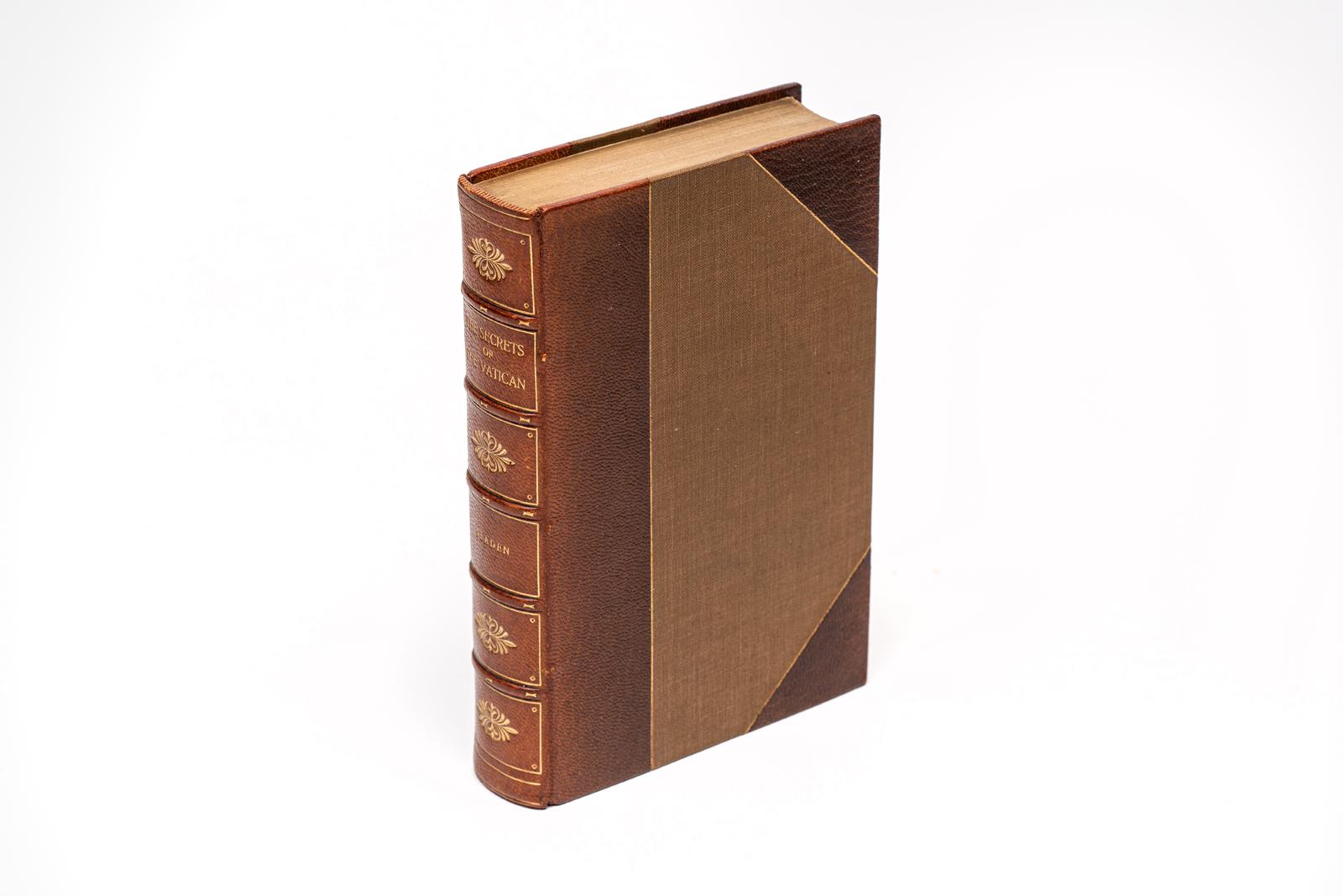 1 Volume. Douglas Sladen, Les secrets du Vatican Relié par Bayntun en maroquin 3/4 tan et planches de lin. Les couvertures et le dos à bandes surélevées présentent des détails dorés. La tranche supérieure est dorée et les pages de garde sont