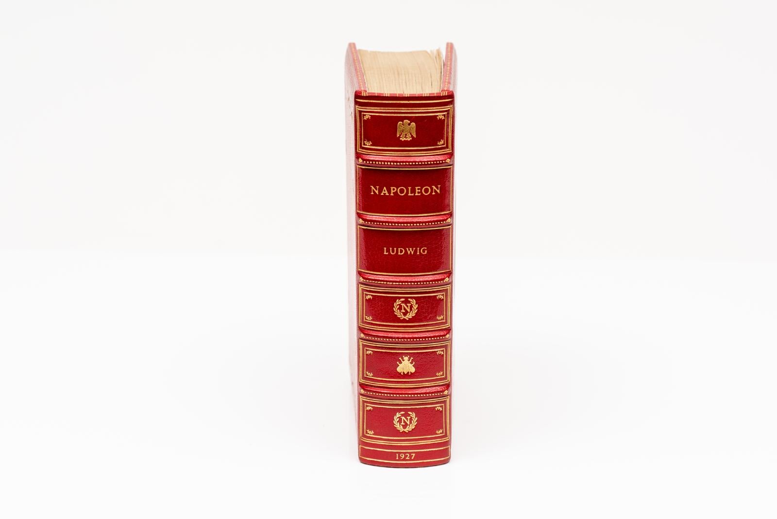 1 Volume. Emil Ludwig, Napoléon Relié par Bayntun en plein maroquin rouge avec un portrait ovale de Napoléon sur le premier plat. Les couvertures sont ornées de dorures et le dos est orné d'un bandeau. Toutes les tranches sont dorées. Doublures en