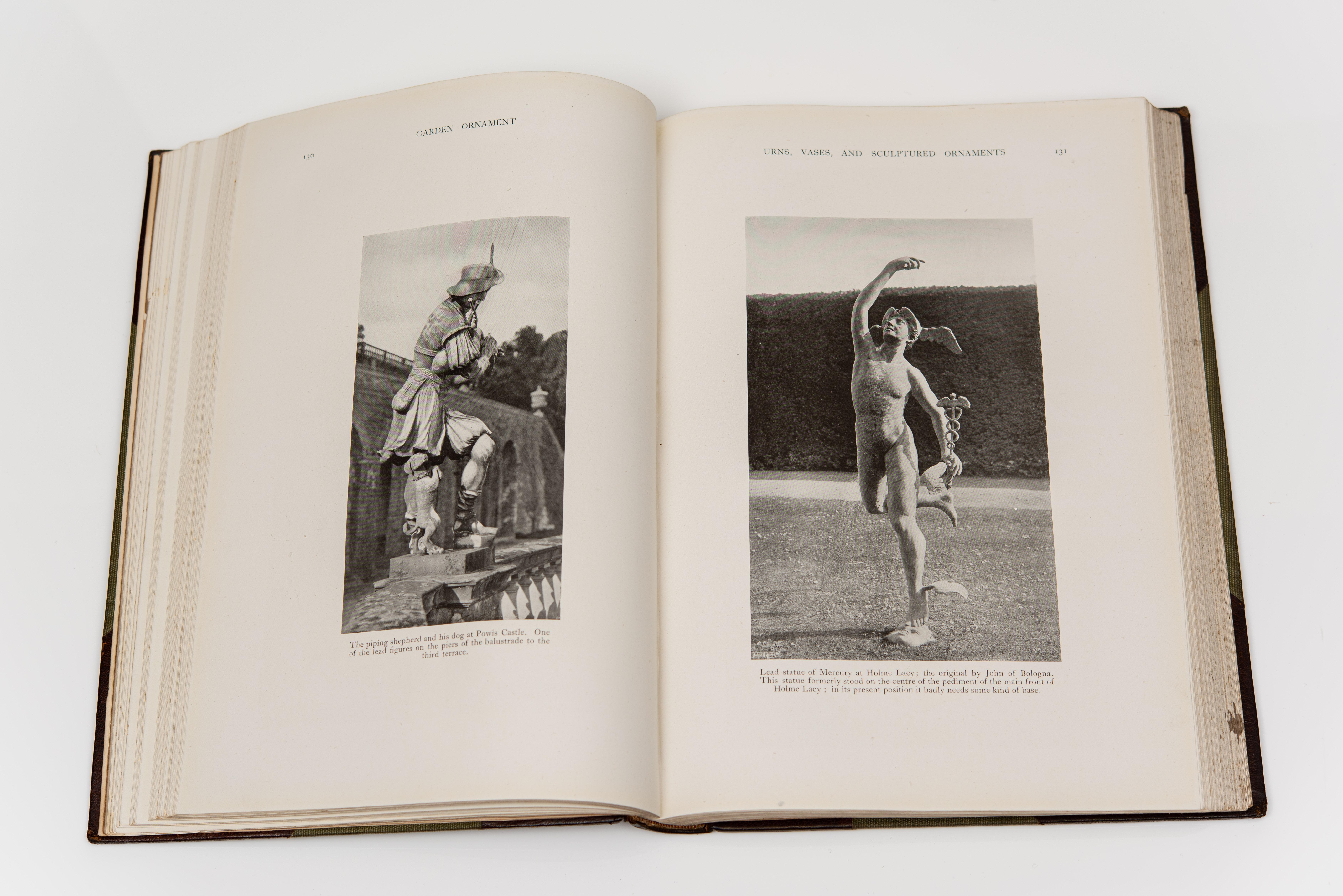 1 Volume. Gertrude Jekyll, ornement de jardin. Première édition. Reliure en maroquin brun 3/4, plats en lin. Le dos est orné de motifs floraux dorés. Bords supérieurs dorés. Frontispice illustré et photographies dans l'ensemble de l'ouvrage. Londres