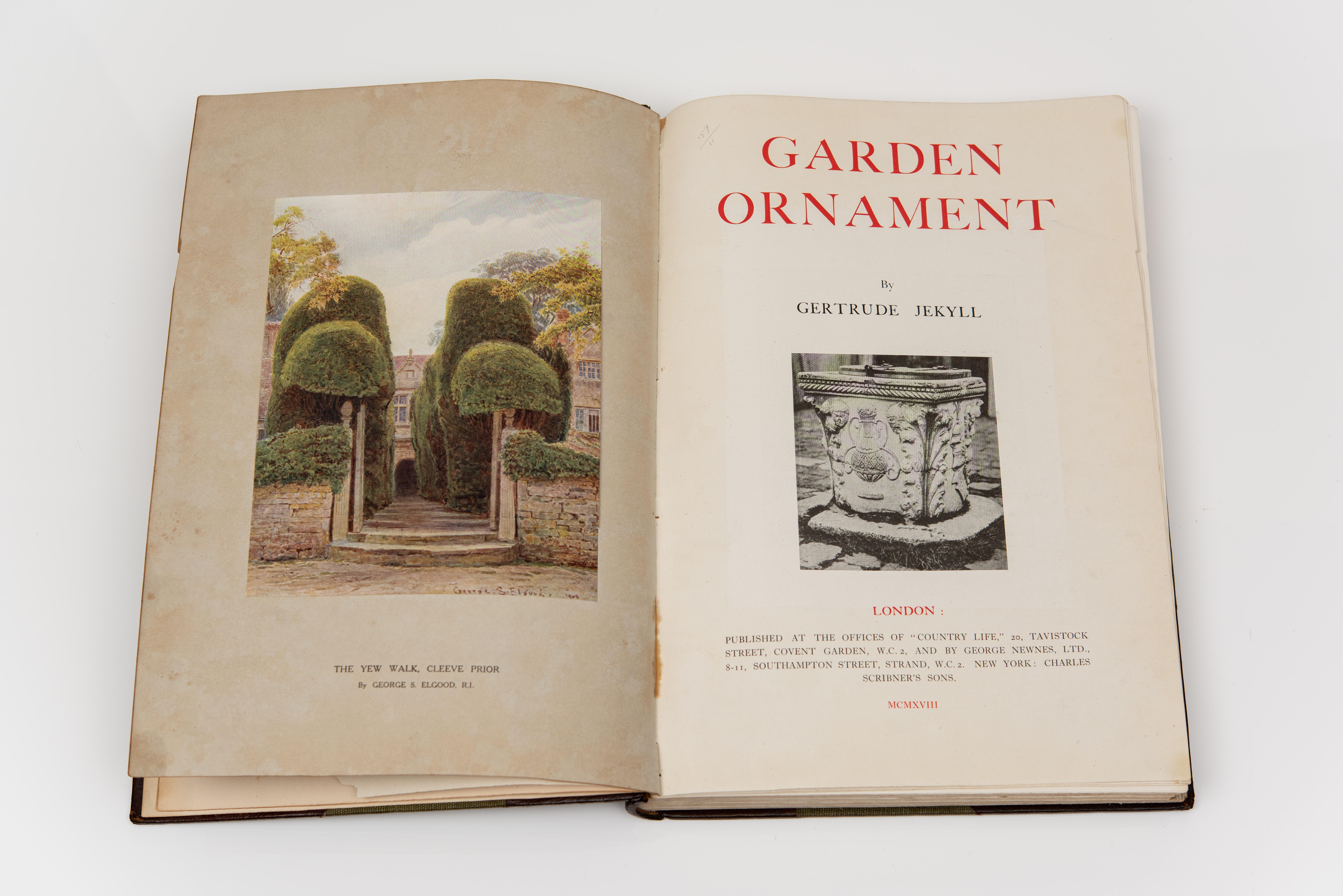 1 Volume. Gertrude Jekyll, Ornement de jardin Bon état - En vente à New York, NY