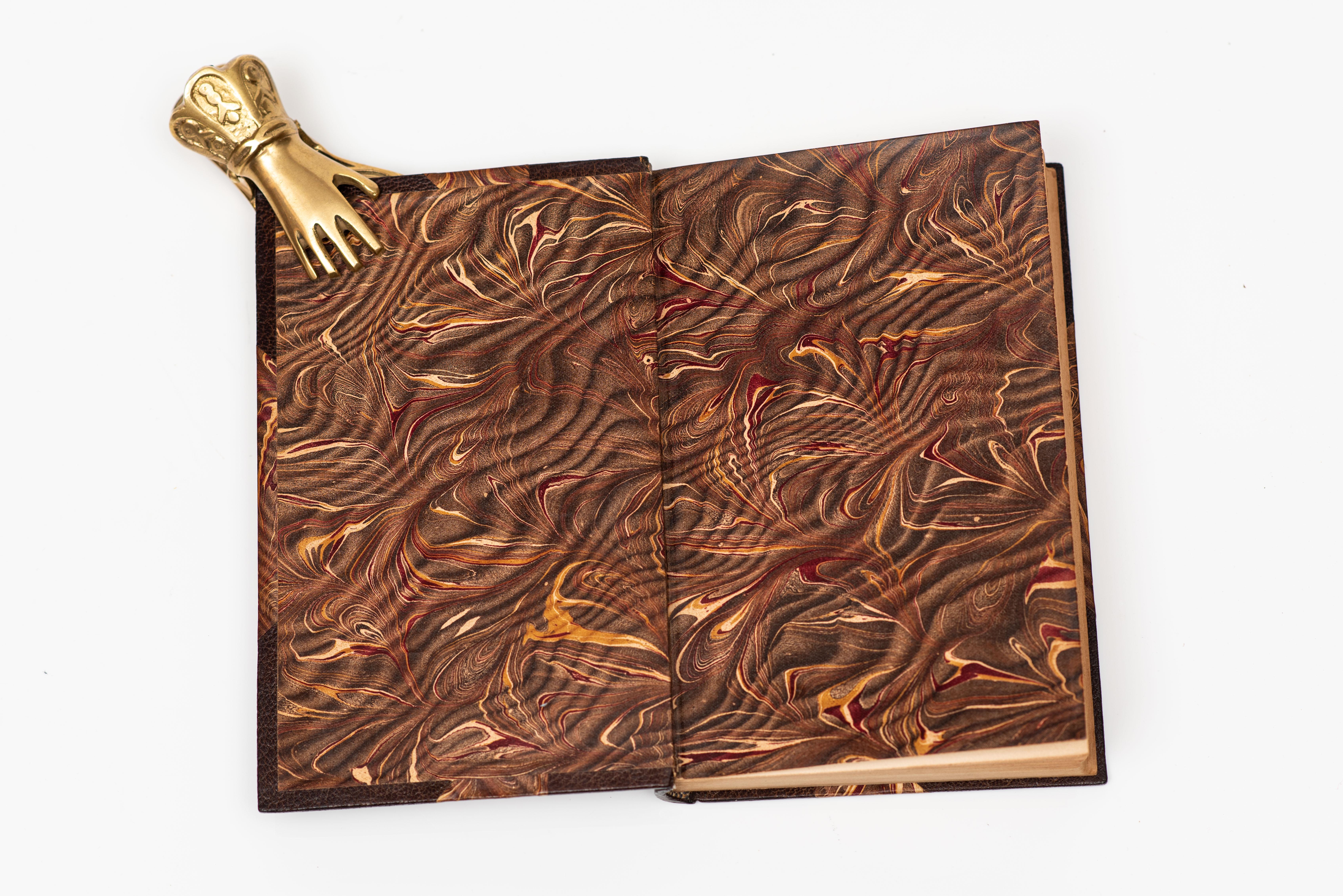 1 Volume. Henry Wordsworth Longfellow, Courtship of Miles Standish. Première édition. Reliure en maroquin brun 3/4, plats marbrés. Les dos sont ornés d'une bande de couleur dorée. Bords supérieurs dorés. Pages de garde marbrées. Boston : Ticknor &