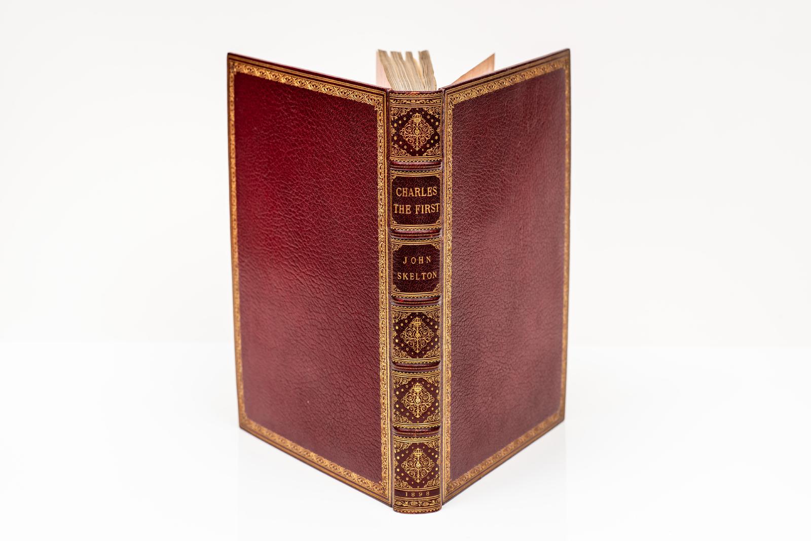 1 Volume. John Skelton, Charles I. Rilegato in pieno marocchino rosso. La copertina e il dorso a bande in rilievo sono ornati da decorazioni dorate. Il bordo superiore è dorato. Carte da parati marmorizzate. Frontespizio con ritratto a colori e