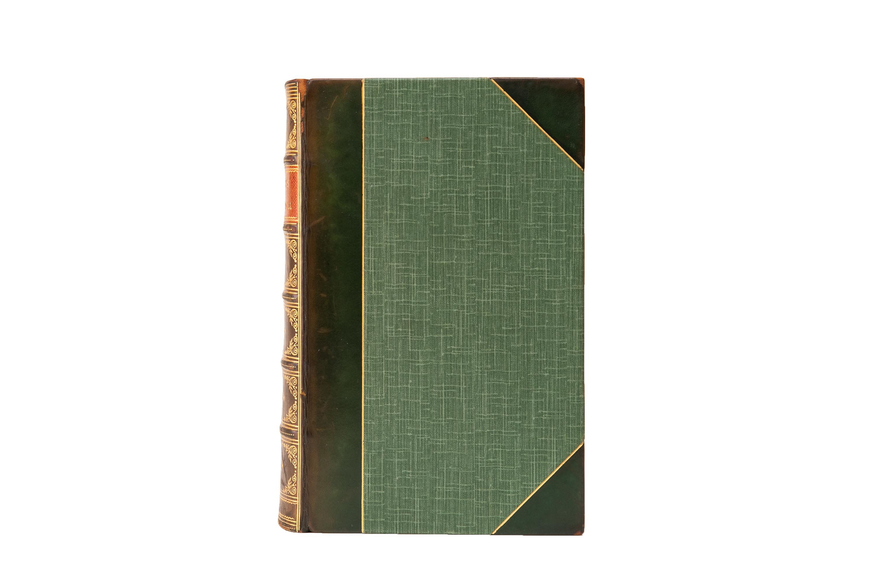 1 Volume. Lewis Carroll, Le opere. Prima edizione Nonesuch. Rilegato in 3/4 di vitello verde e tavole di lino. Le copertine e il dorso a bande rialzate sono dorate con un'etichetta in marocchino marrone. Il bordo superiore è dorato e i fogli finali
