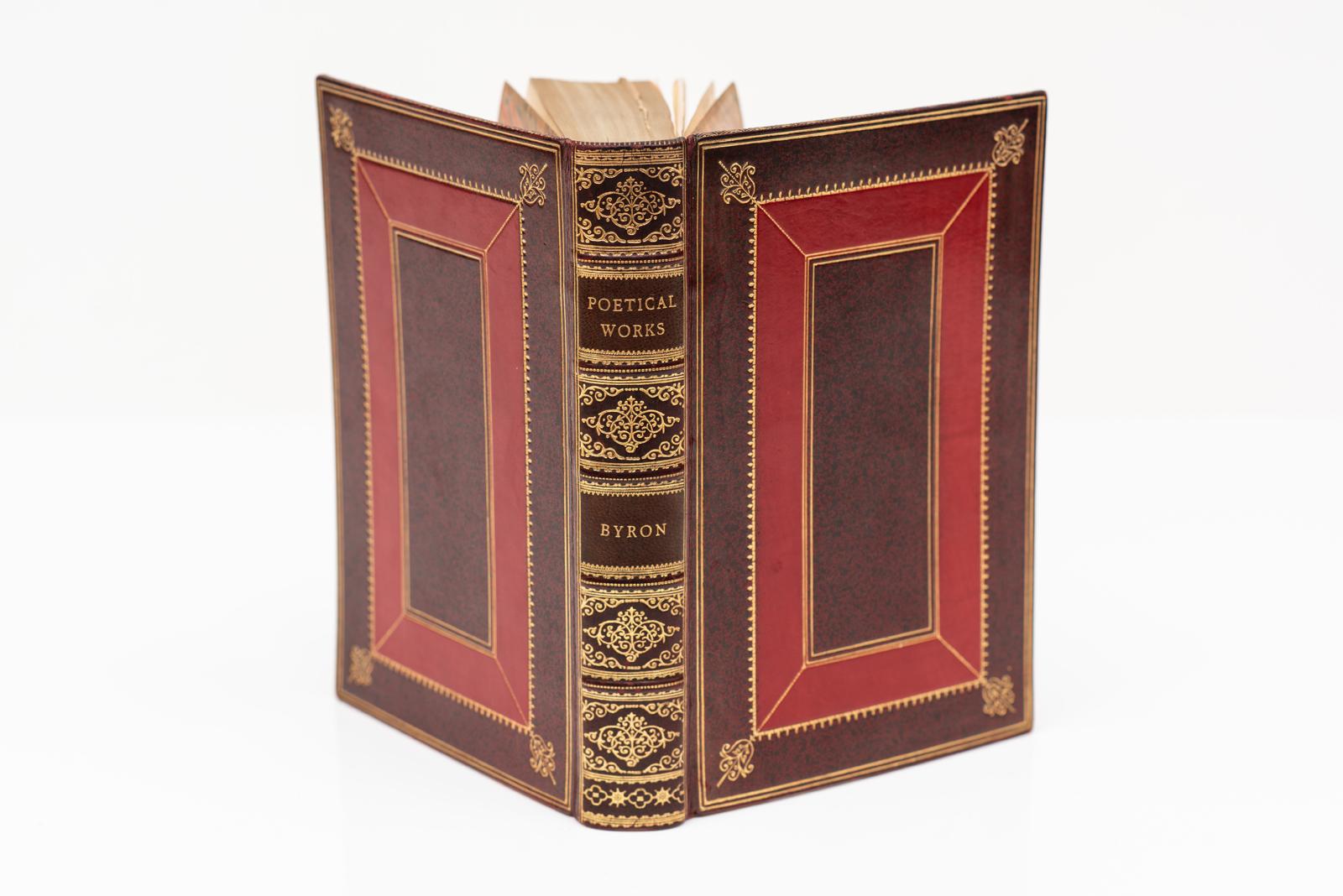1 Volume. Lord Byron, Œuvres poétiques. Reliure en plein veau brun avec incrustation de bordure en veau rouge et ornementation dorée sur les plats et le dos à bandes surélevées. Toutes les tranches sont dorées. Pages de garde marbrées. Portrait en