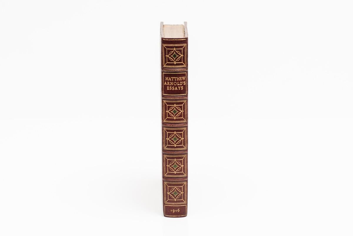 1 Band. Matthew Arnold, Essays. Die Reihe Königliche Bibliothek der Belletristik. Bound in voller rot Marokko mit grünem Marokko Grenzen und verzierten gold-tooling auf den Abdeckungen. Vergoldung auf den erhabenen Binderücken. Obere Kanten