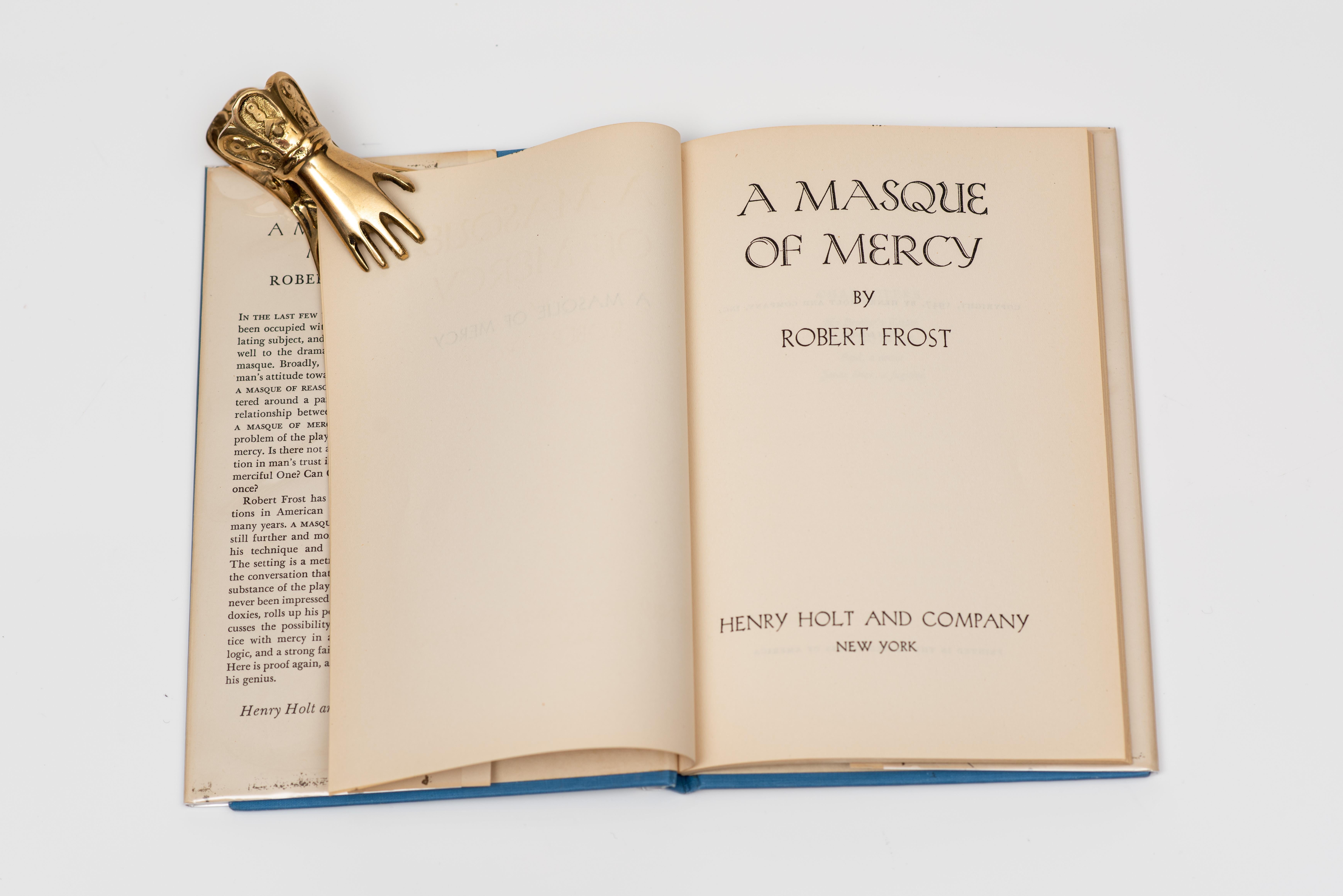 1 Volume. Robert Frost, The Masque of Mercy. Première impression. Dans un coffret en lin, avec un dos en veau bleu à bandes surélevées et dorées. New York : Henry Holt, 1947.