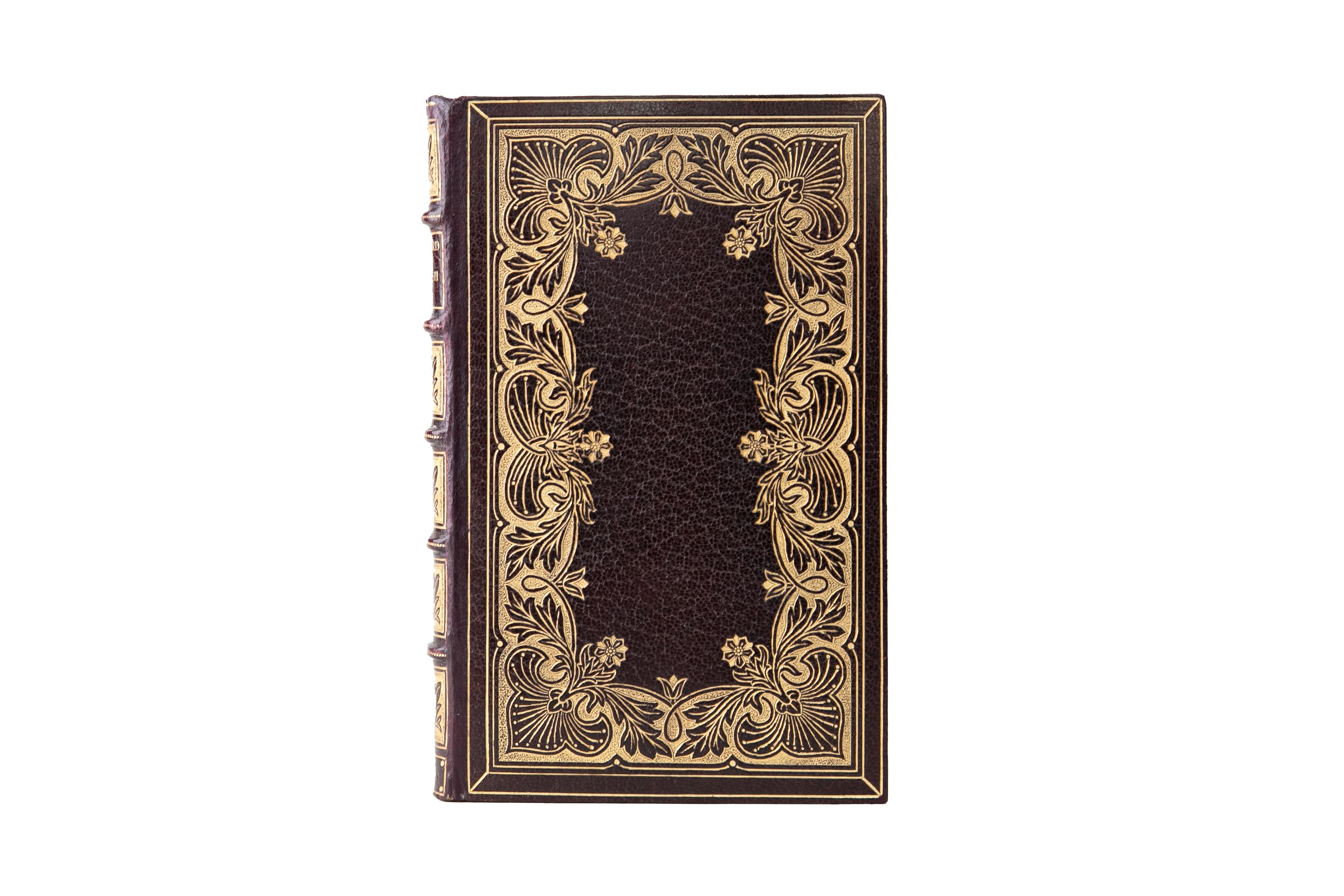 1 Volume. Sir Arthur Quiller-Couch, The Oxford Book of English Verse. Reliure de Riviere en plein Maroc brun, avec les couvertures et les dos à nerfs dorés. Toutes les tranches sont dorées avec des dentelles dorées. Vers anglais de 1250 à 1900.
