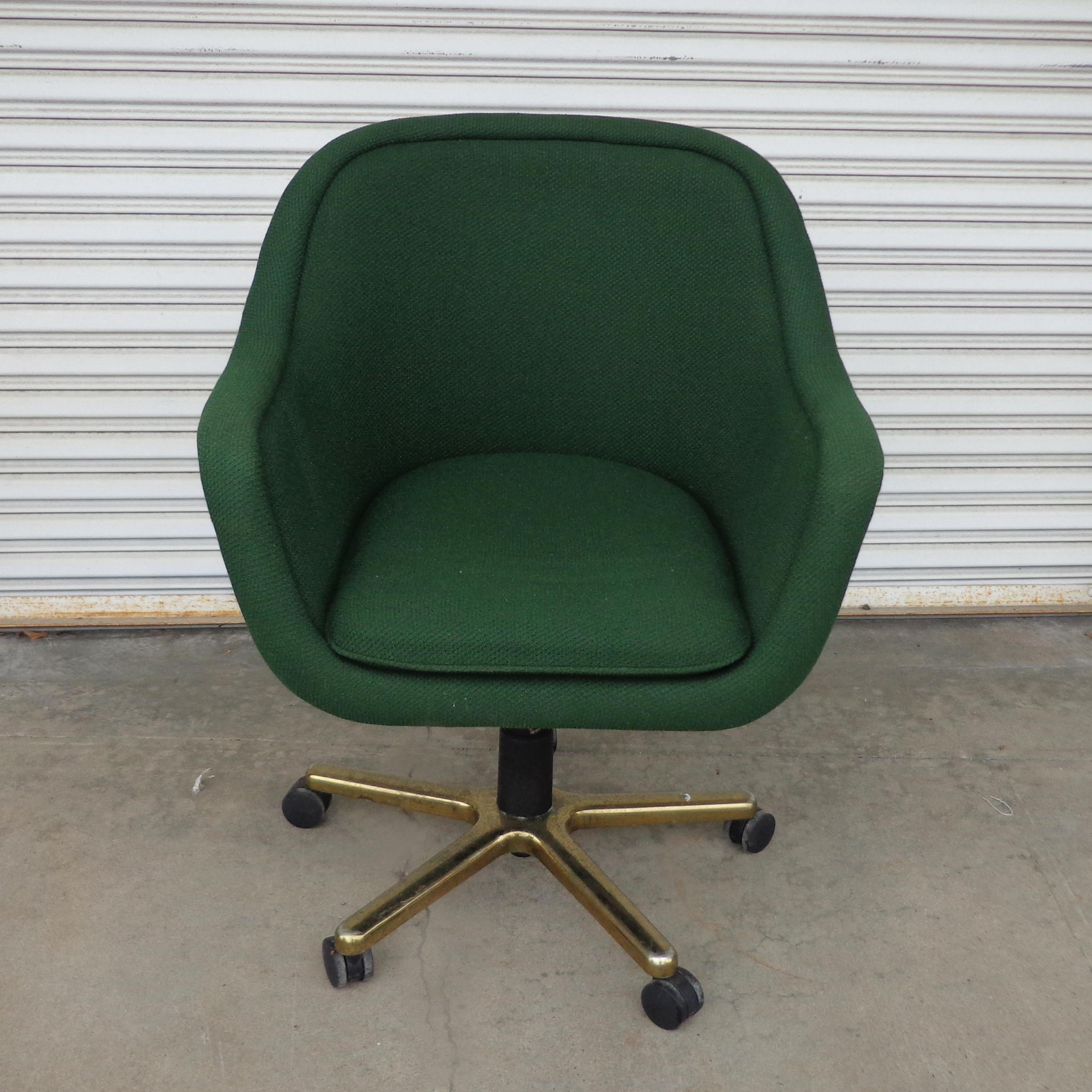 Bumper desk chair by Ward Bennett for Brickel and Associates


Ward Bennett for Brickel and Associates task chair

Bronze 4-star swivel conference room chair in a green tweed fabric.
10 Available 

Chair swivels and is height adjustable.