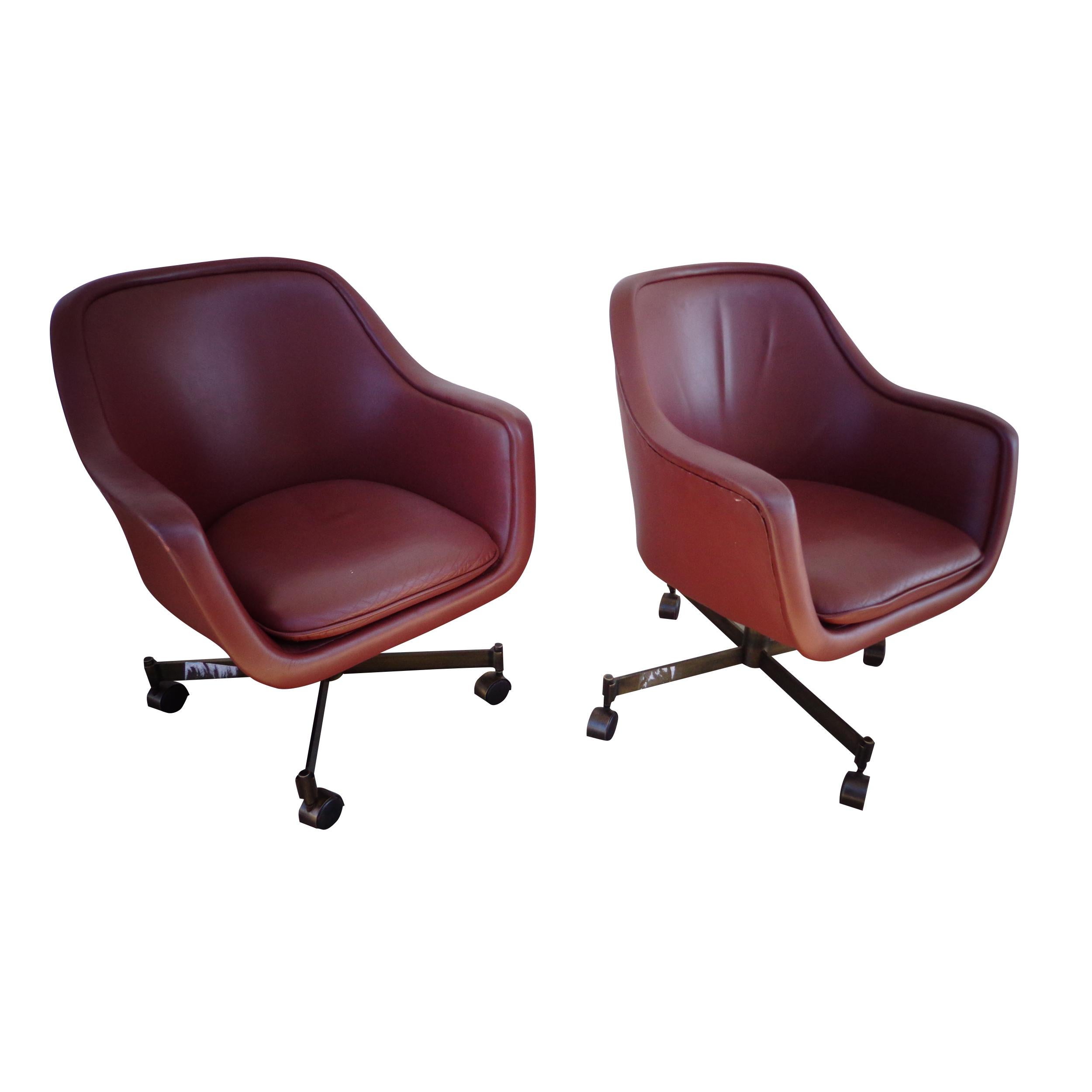 1 Ward Bennett for Brickel and associates barrel-back leather chair


4-star anodized bronze base swivel conference room chair in a rich brown leather.

Chair swivels and is height adjustable. Four available.