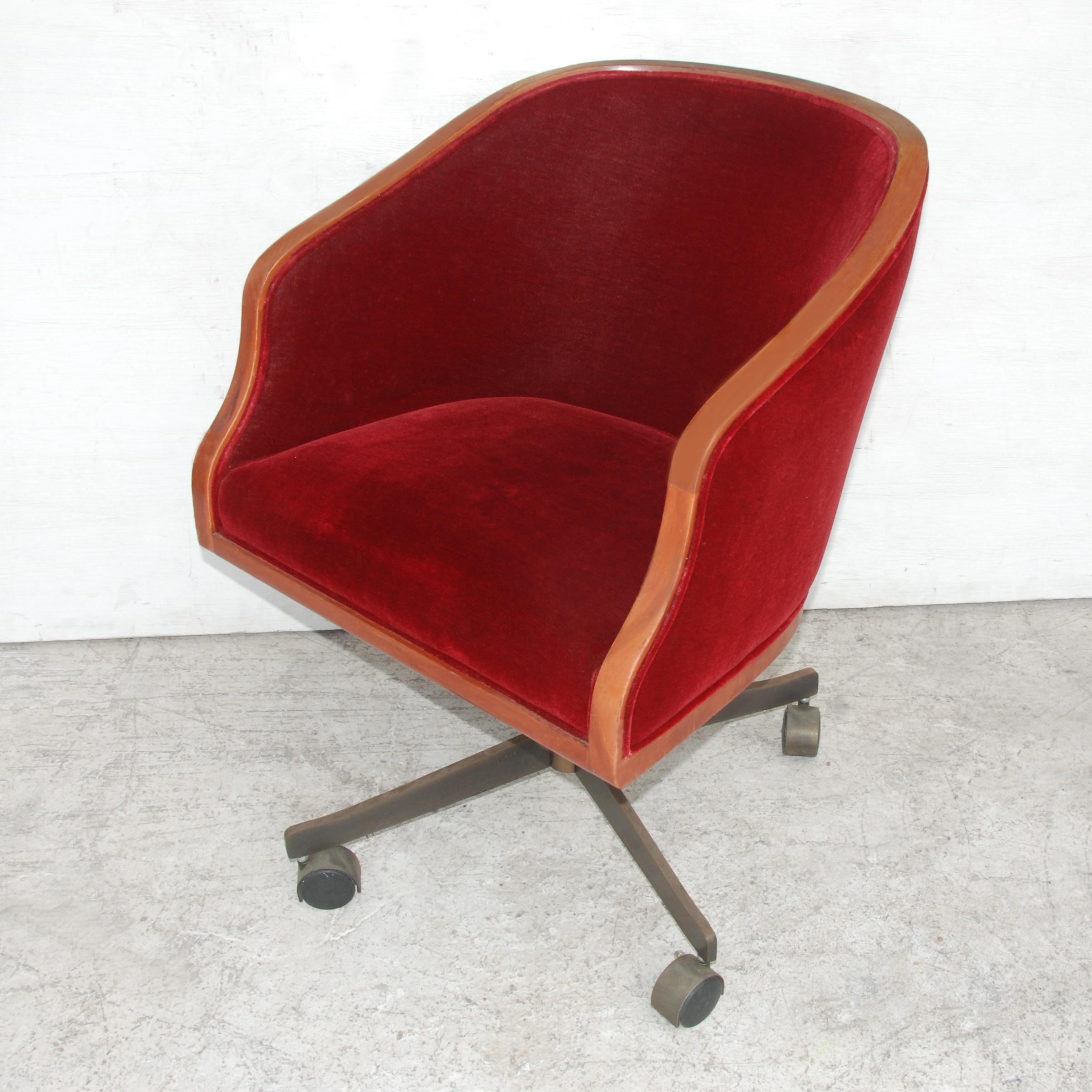 1 fauteuil de direction Ward Bennett en chêne et mohair
Conçu en 1967
 
Version rare de la chaise de travail. Rembourrage original en mohair avec des cadres en chêne. Base réglable en bronze avec roulettes. 6 disponibles.

Mesures : 27