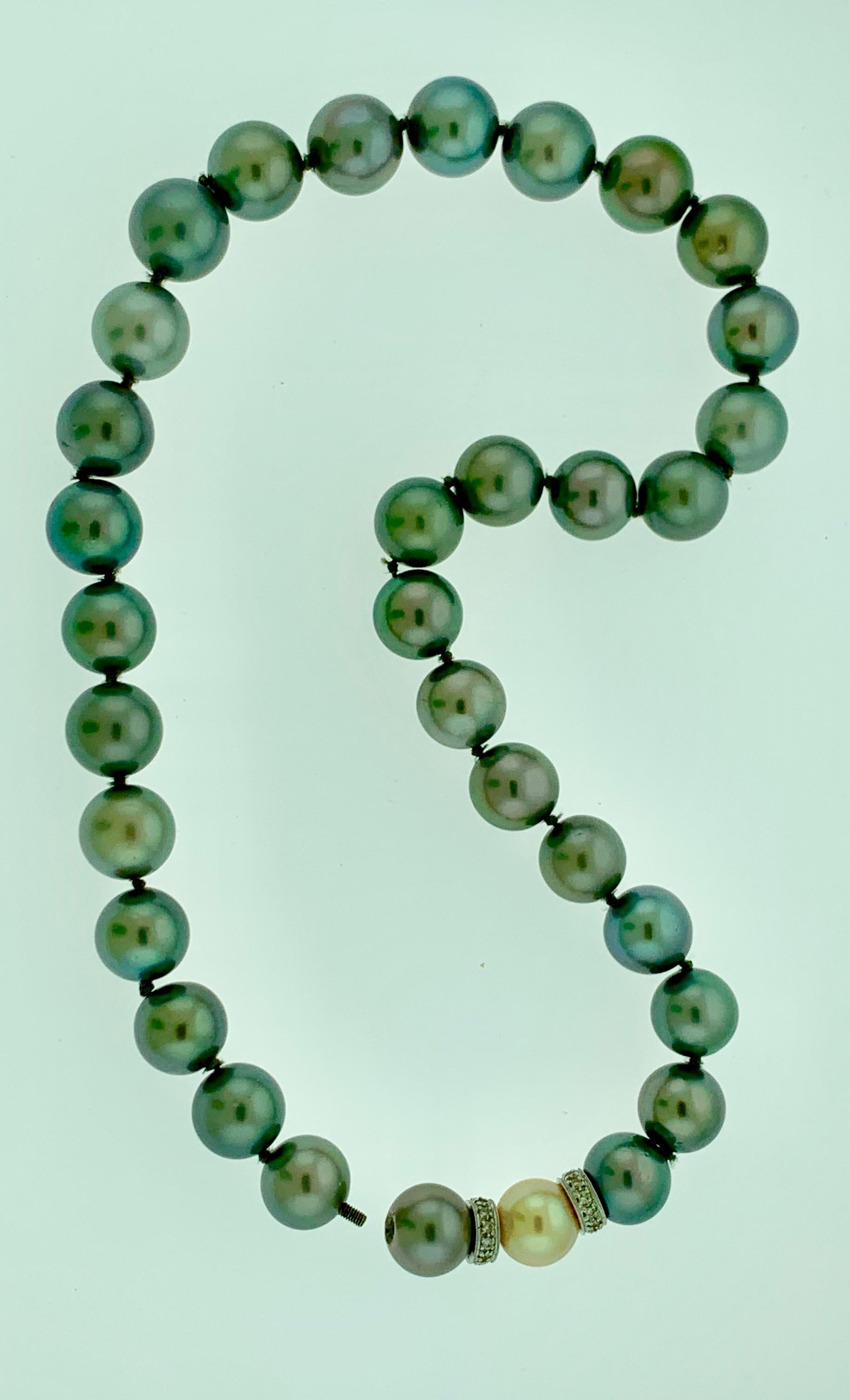 10 MM Tahitian Black Pearls Strand Necklace, Estate, 16 inch In Excellent Condition In New York, NY