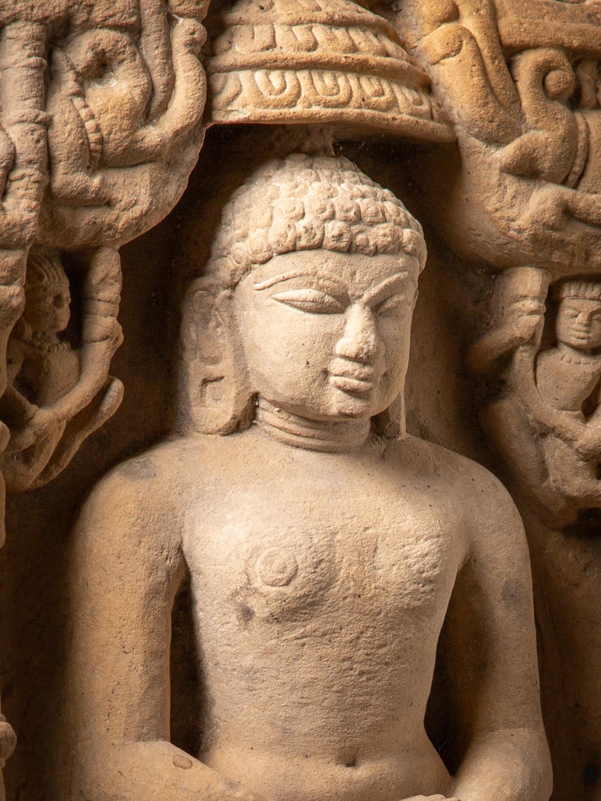 10-12e siècle Fragment Jain en grès ancien de l'Inde en vente 13