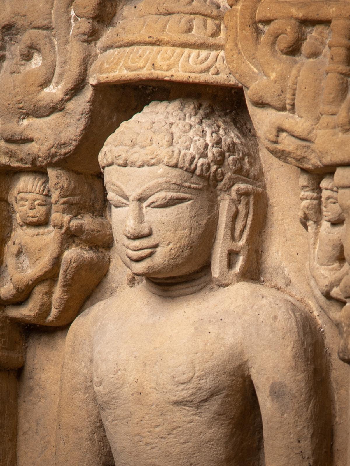 Grès 10-12e siècle Fragment Jain en grès ancien de l'Inde en vente