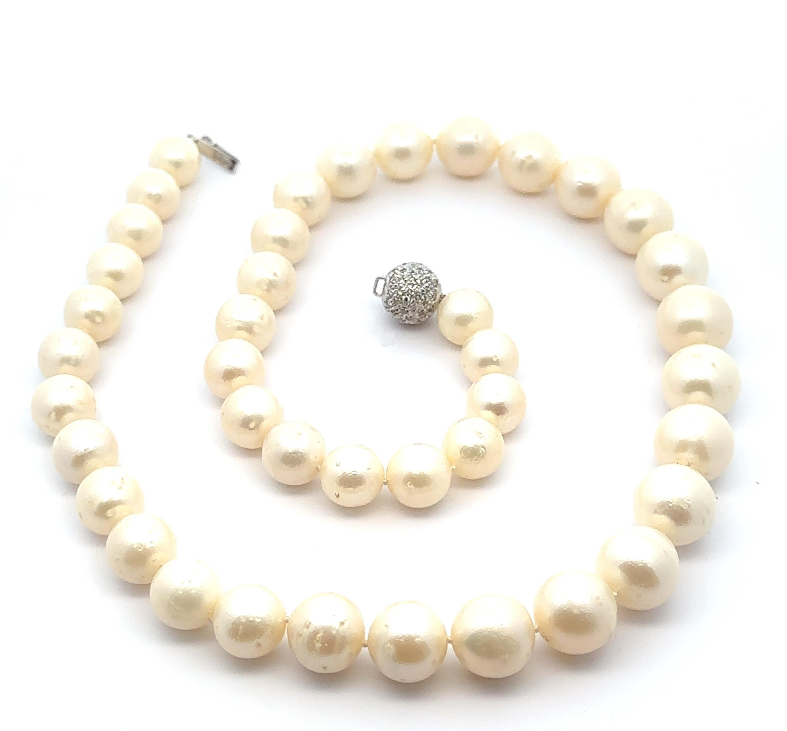 10-13mm Pearl Strand Necklace w/ 14k White Gold Diamond Covered Ball Clasp In Good Condition For Sale In Montclair, NJ