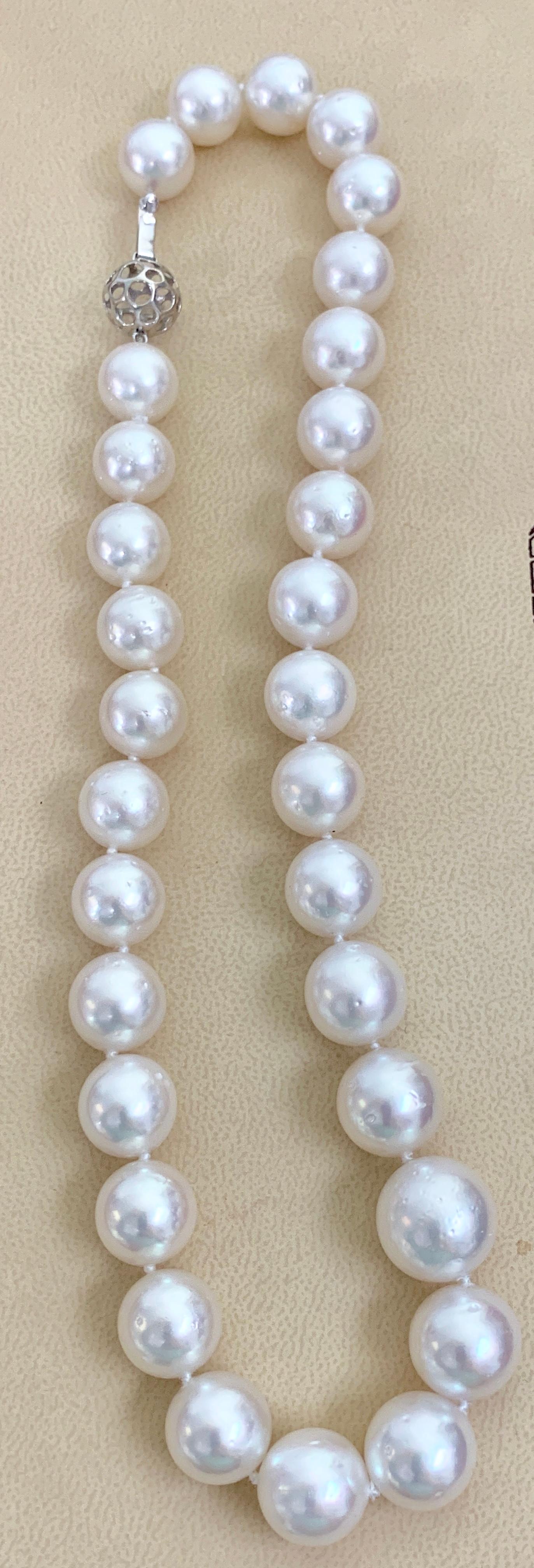 Collier long de perles blanches des mers du sud avec fermoir en or 14 carats Excellent état - En vente à New York, NY