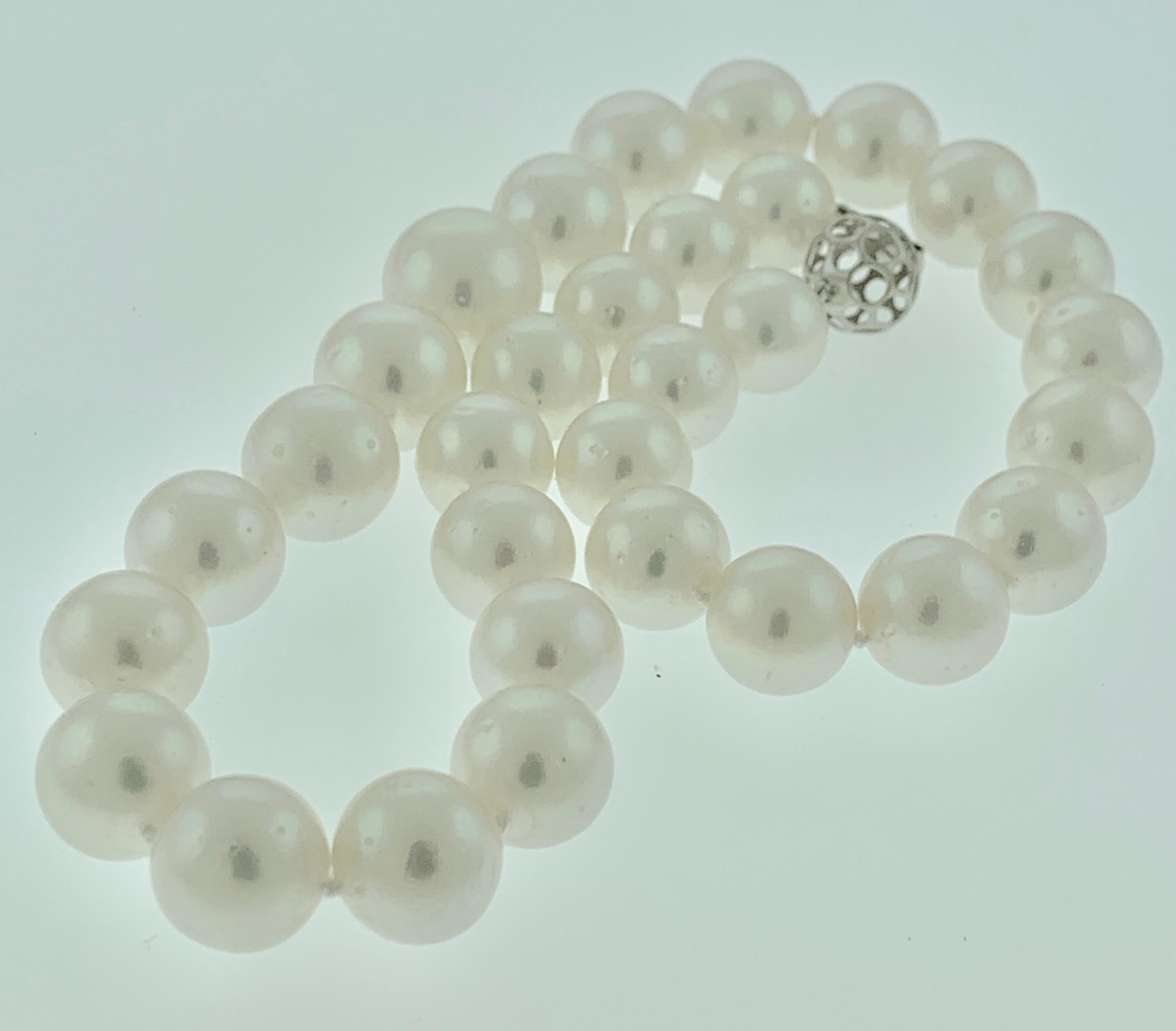 Collier long de perles blanches des mers du sud avec fermoir en or 14 carats en vente 1