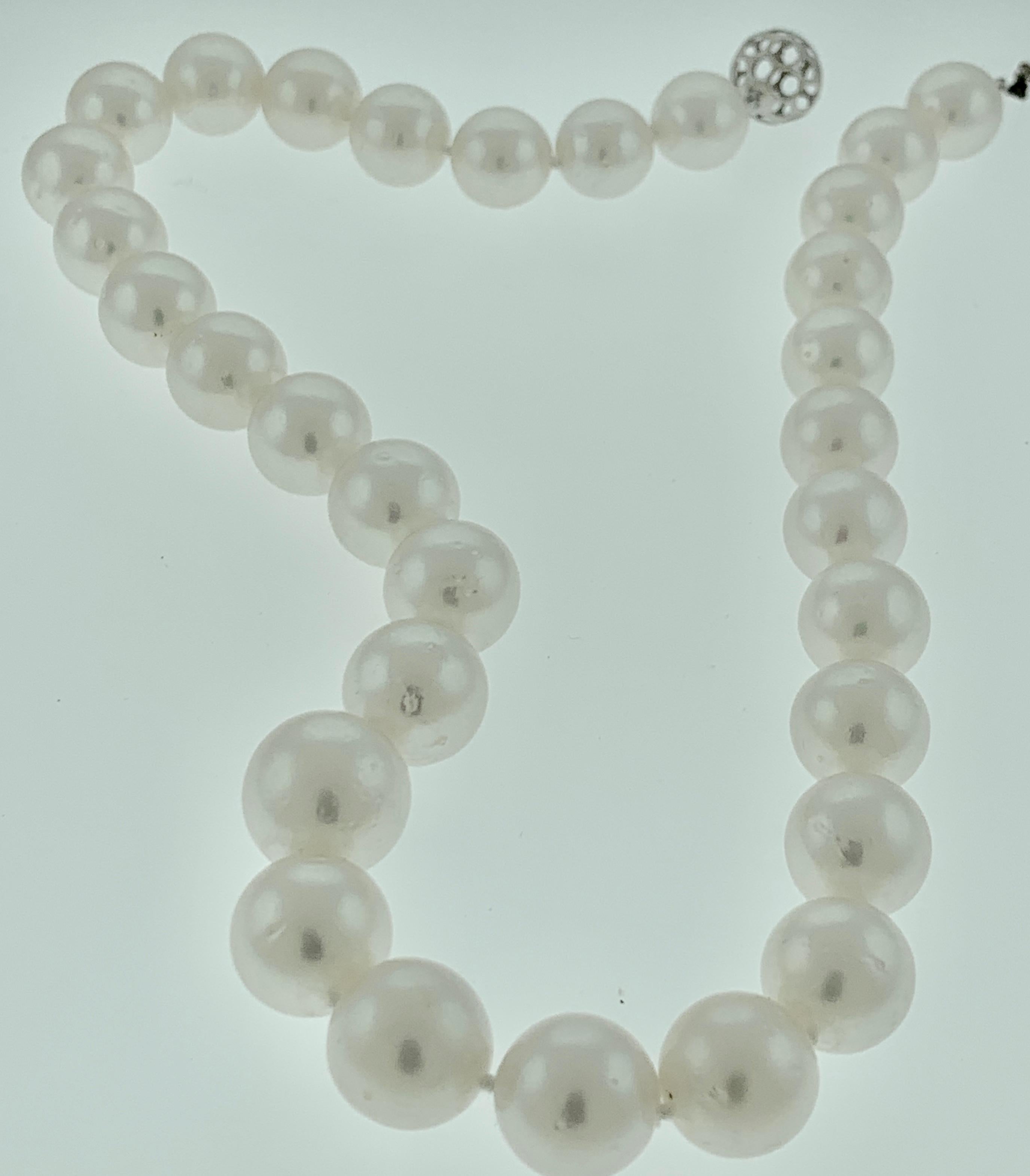 Collier long de perles blanches des mers du sud avec fermoir en or 14 carats en vente 2