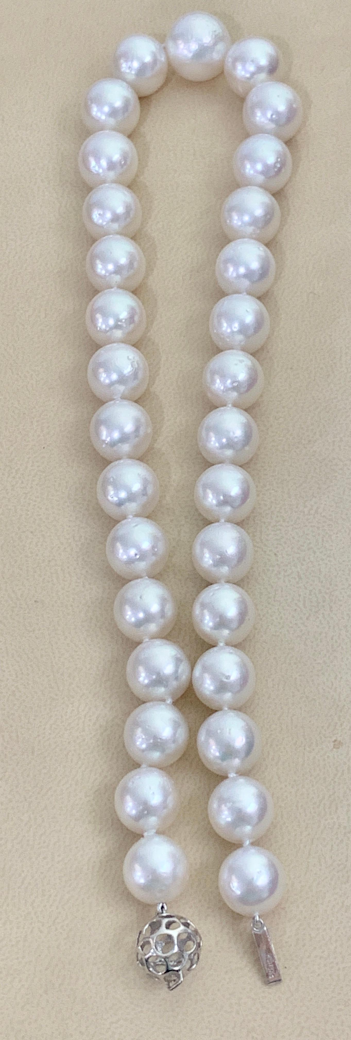 Collier long de perles blanches des mers du sud avec fermoir en or 14 carats en vente 3