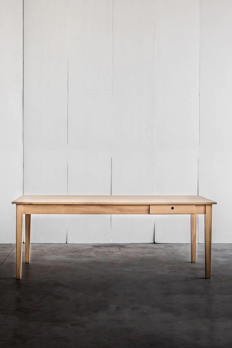 Cette table s'inspire des tables paysannes françaises classiques. Mais conçu dans une forme moderne et épurée et fabriqué à la main en chêne solide et durable. Celui-ci résiste au temps et aux tendances grâce à sa forme élégante et à son tiroir