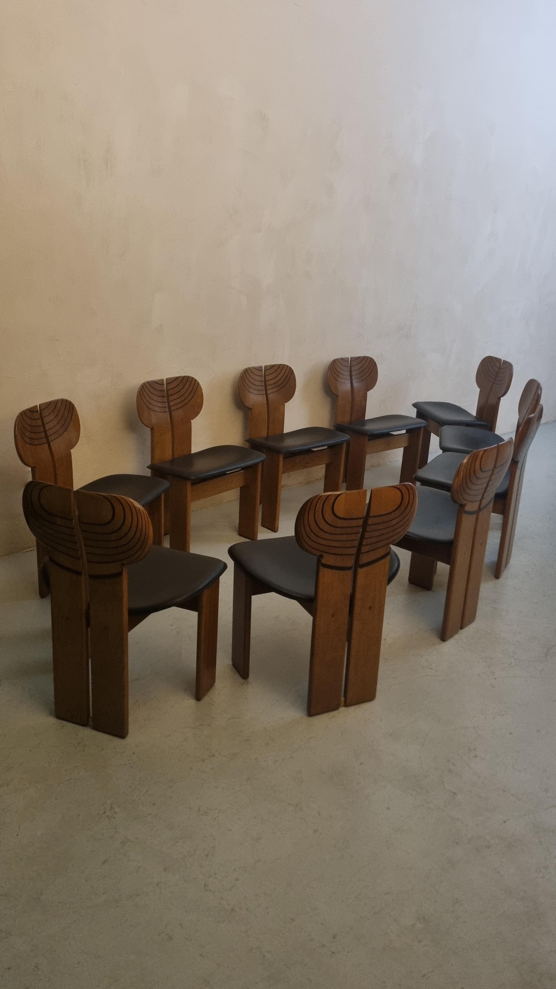 Satz von 10 Stühlen mod. Africa, entworfen von Afra und Tobia Scarpa für Maxalto im Jahr 1974.
Struktur in Nussbaum, Messing, Holz aus verschiedenen Hölzern,
gebogener Sperrholzsitz, Leder, ausgezeichneter Zustand.

Das gesamte Set wurde sorgfältig