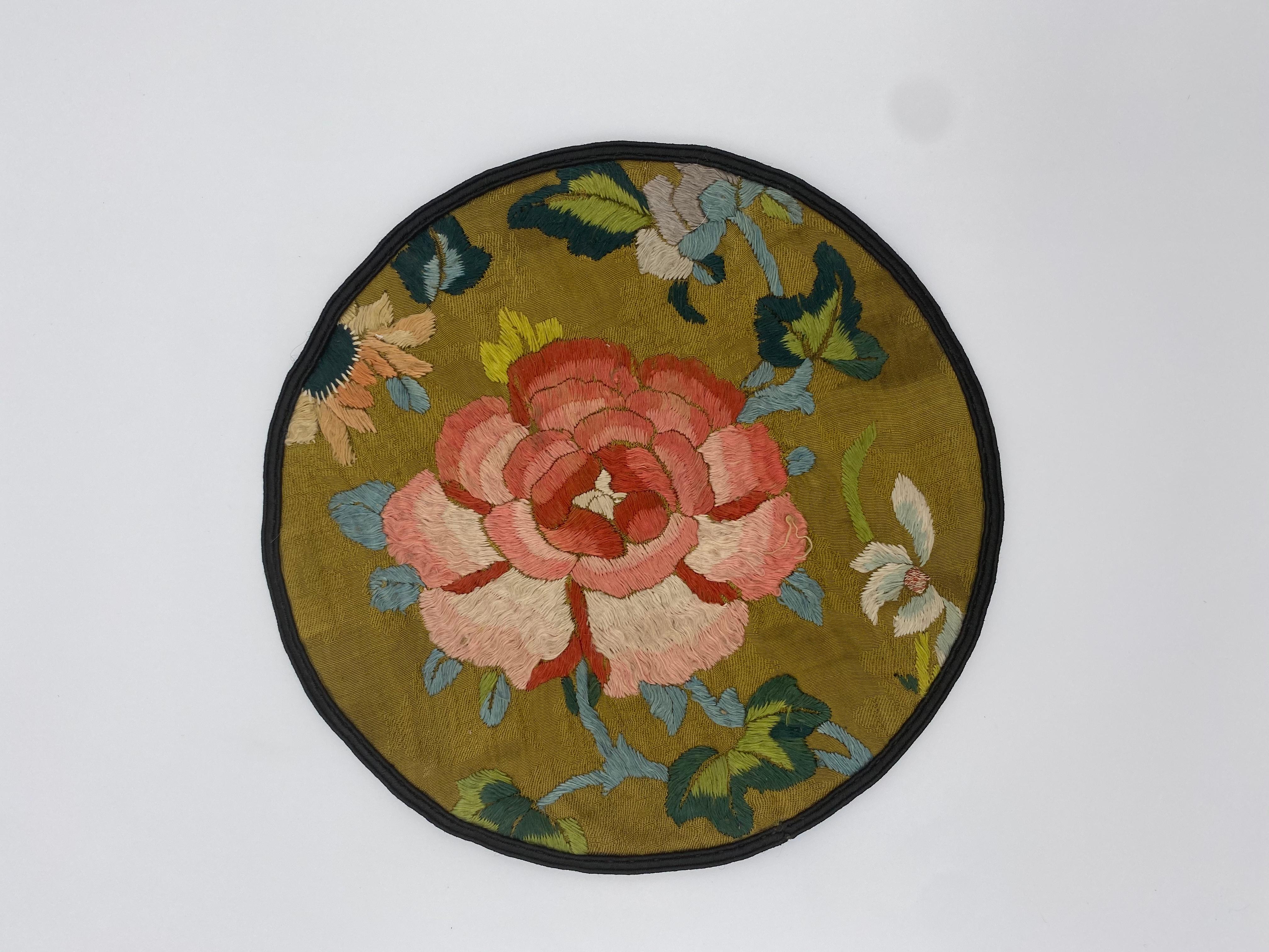 XIXe siècle 10 rondelles chinoises anciennes brodées en soie en vente