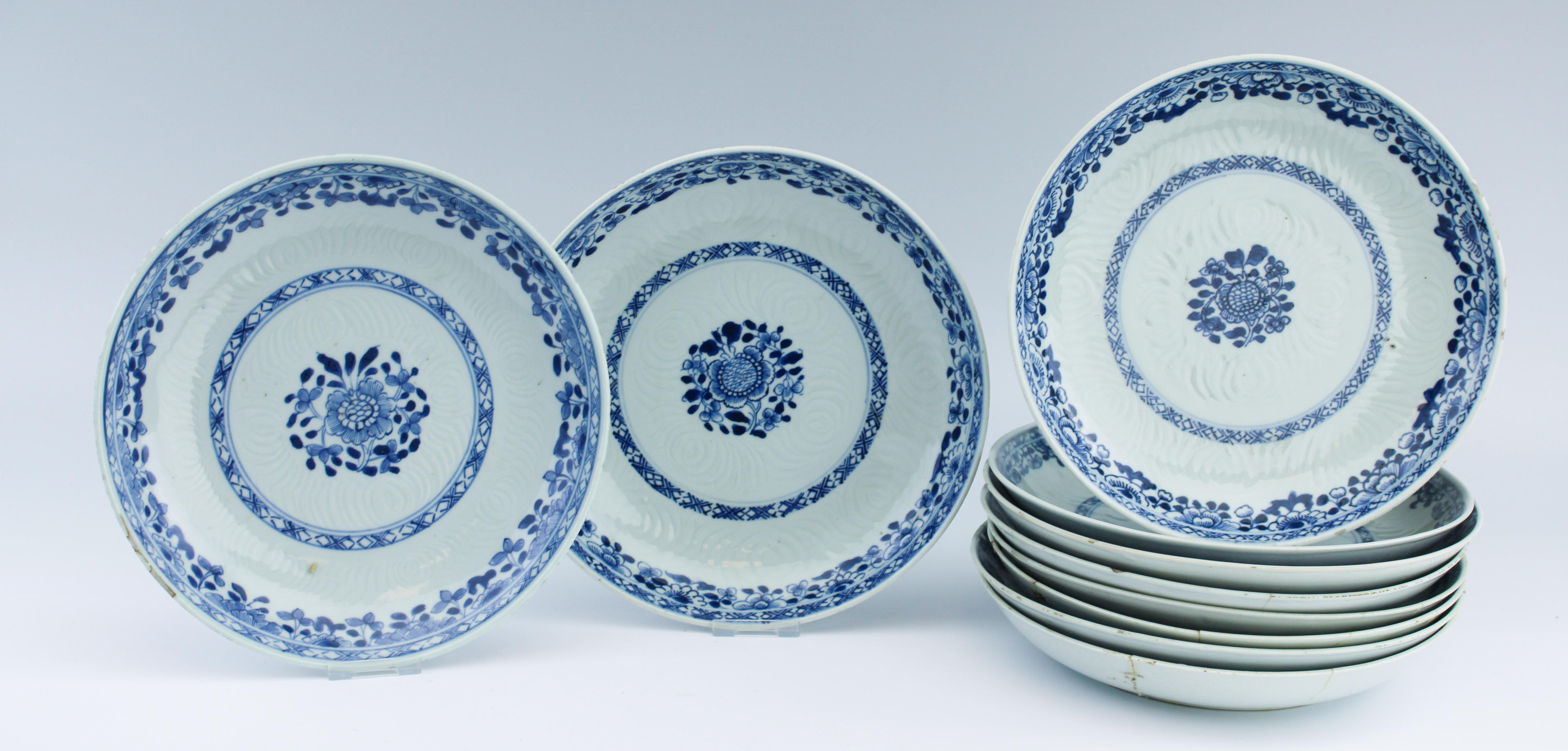 A very nicely decorated SET of Dishes in Blue and white, Kangxi Period in Japanese Kraak Style. Around 1700. Decorated with flowers and birds

Condition
Very good condition. Minor frits and chips to the rim. Two with a hairline. 1 to rim, 1 to base