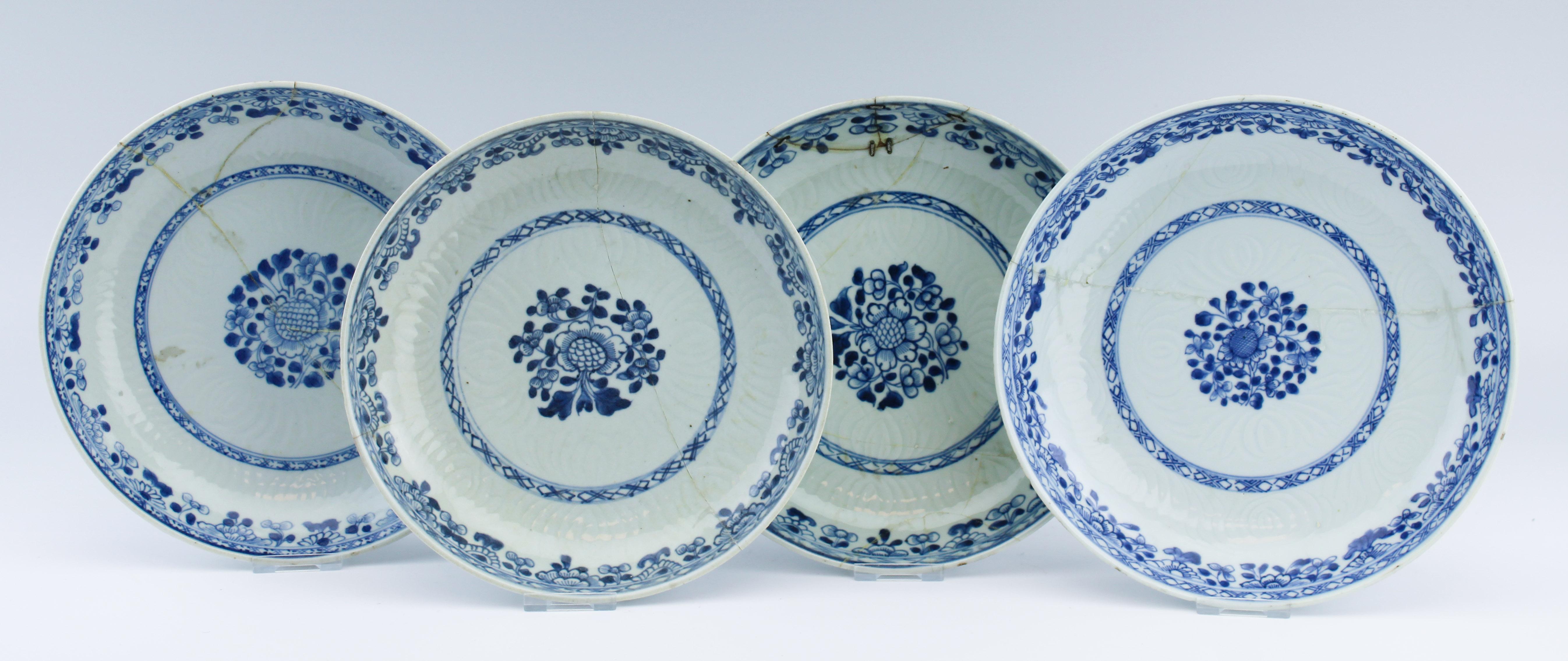 #10 Antique Chinese Porcelain 18th C Yongzheng/Qianlong Kraak Blue White dinner In Good Condition For Sale In Amsterdam, Noord Holland