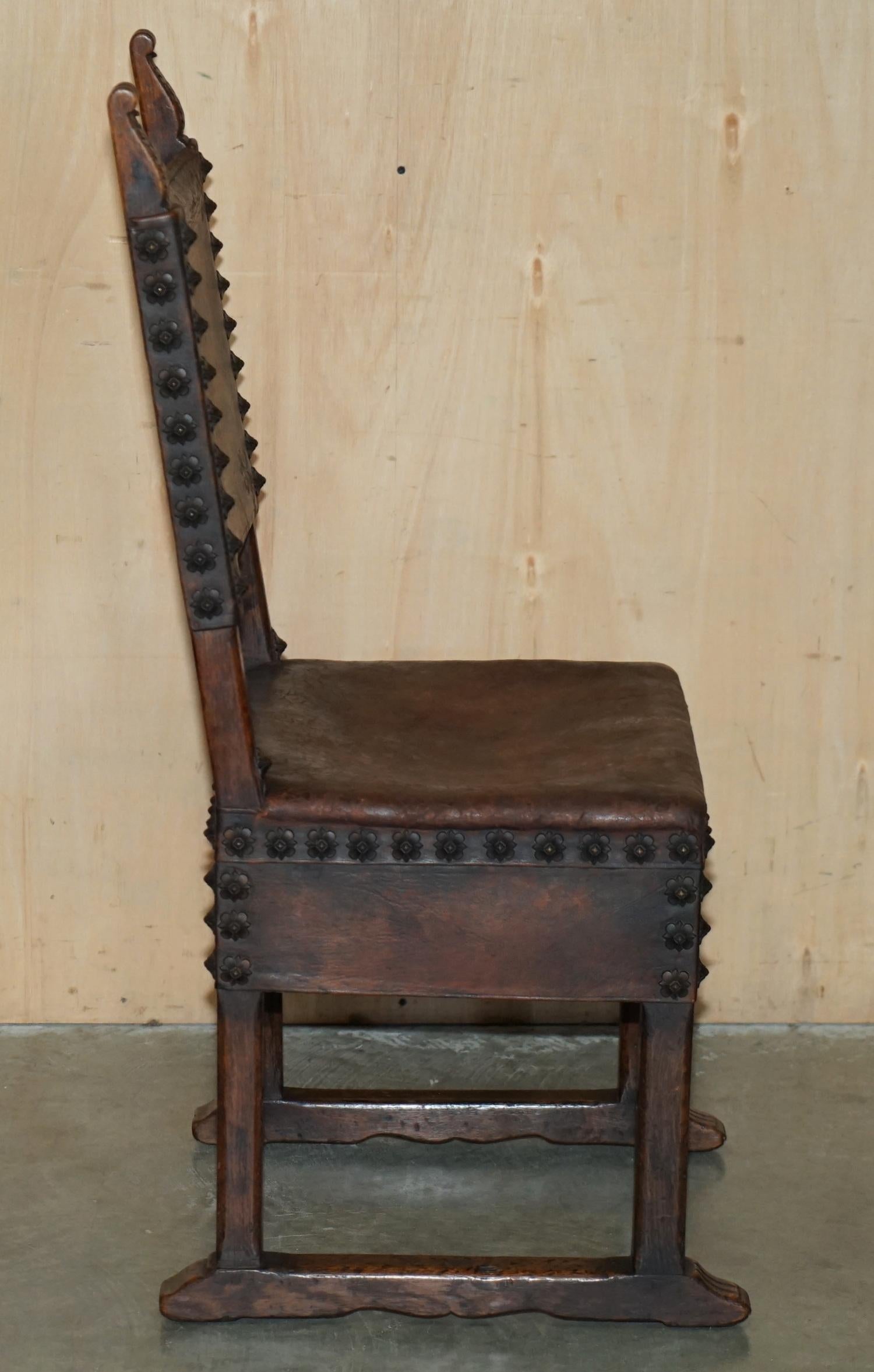 10 chaises de salle à manger italiennes anciennes datant de 1780 provenant d'un château de Donnington en vente 5