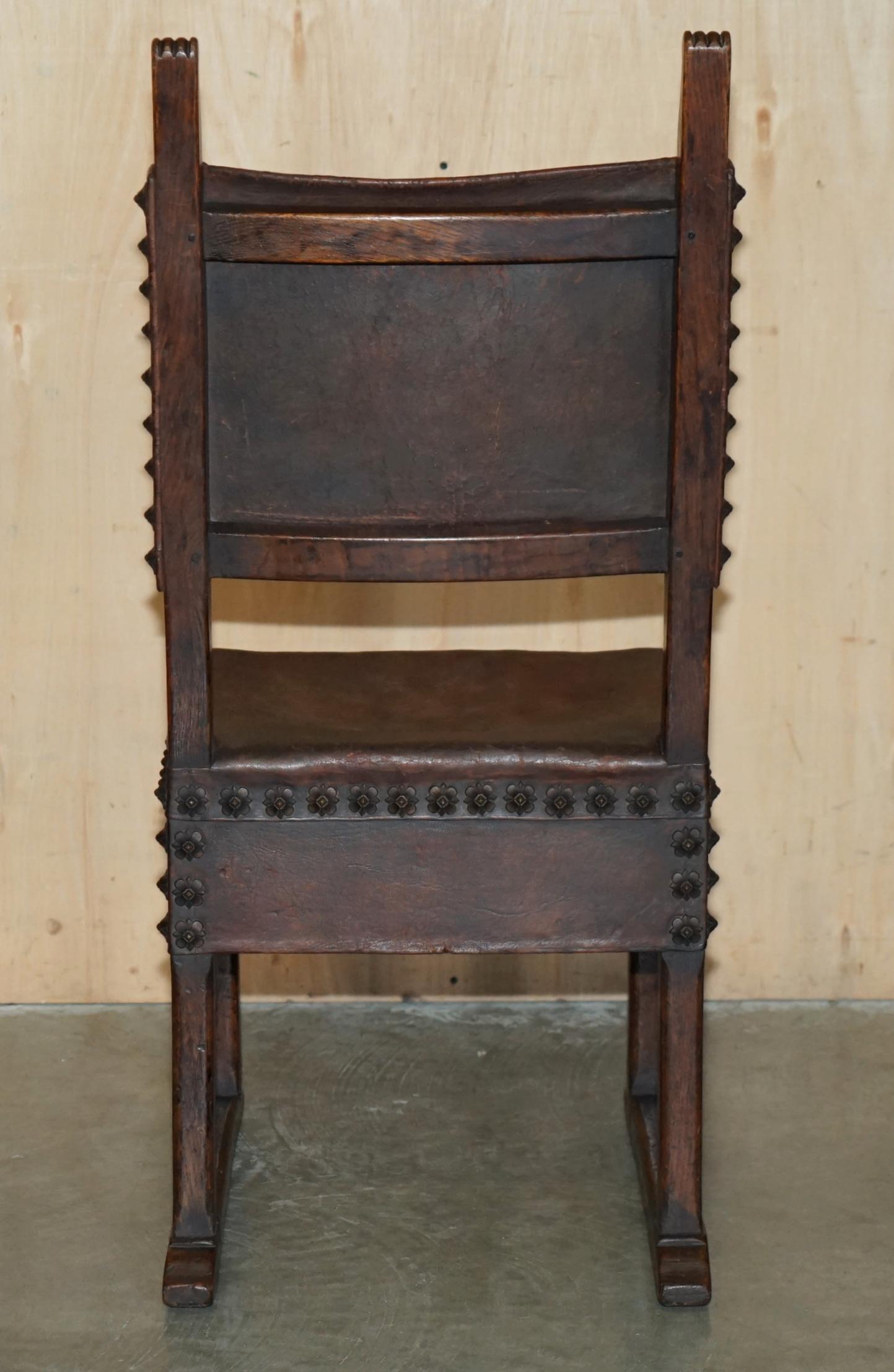 10 chaises de salle à manger italiennes anciennes datant de 1780 provenant d'un château de Donnington en vente 6