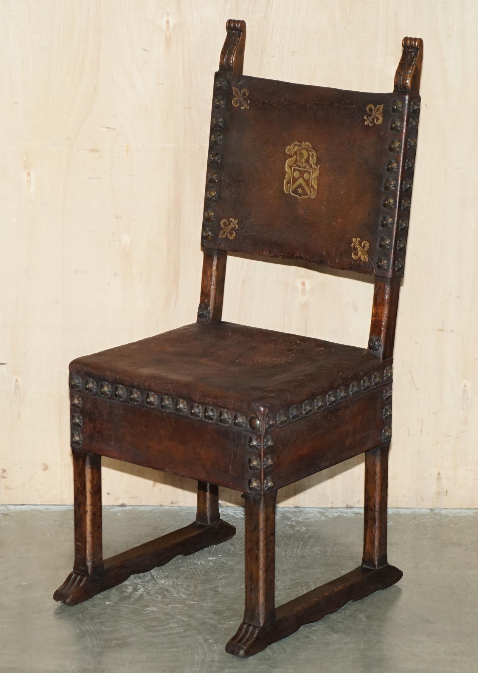 10 chaises de salle à manger italiennes anciennes datant de 1780 provenant d'un château de Donnington en vente 8