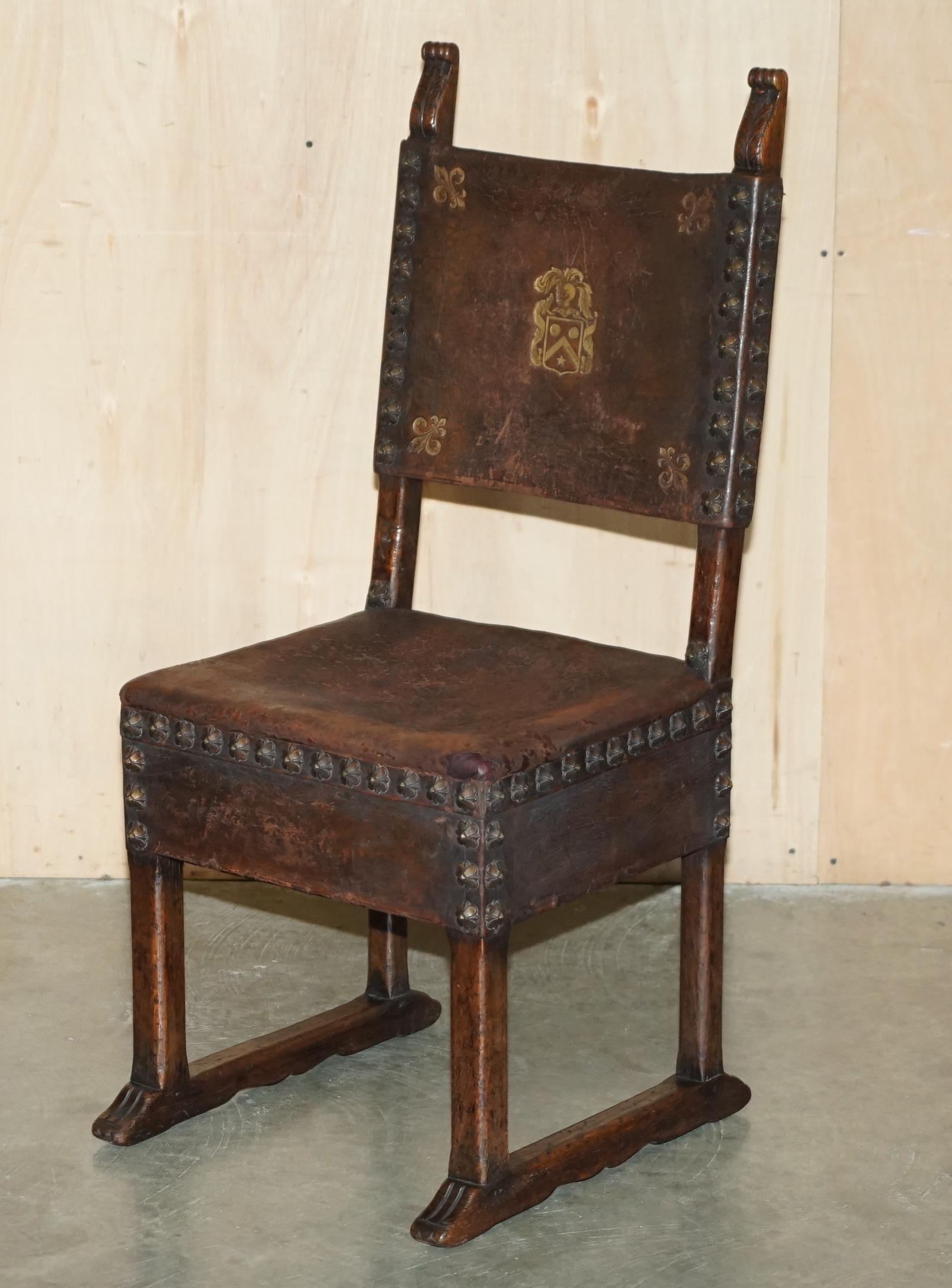 10 chaises de salle à manger italiennes anciennes datant de 1780 provenant d'un château de Donnington en vente 10