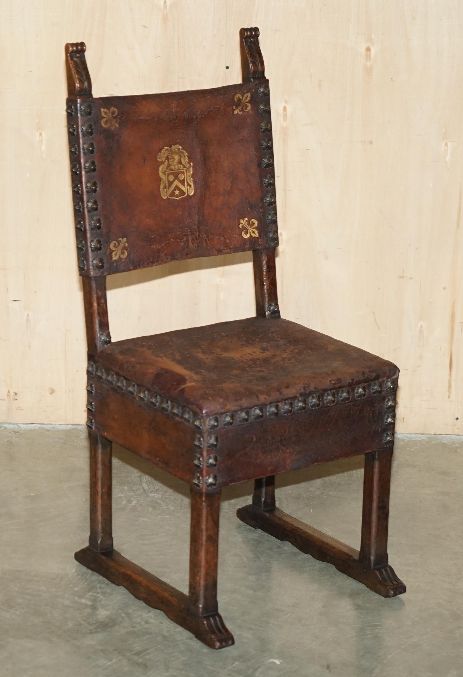 10 chaises de salle à manger italiennes anciennes datant de 1780 provenant d'un château de Donnington en vente 11