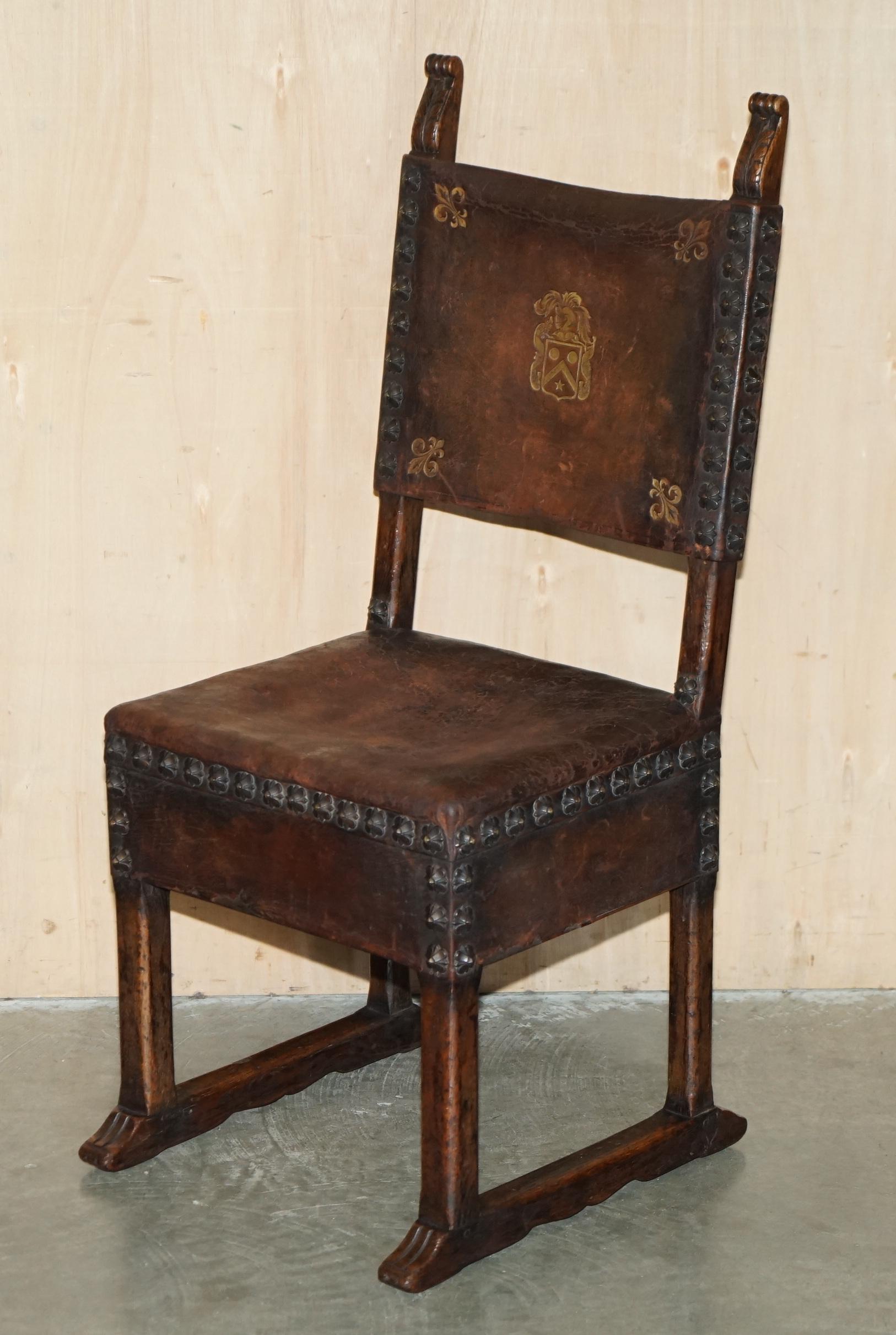 Anglais 10 chaises de salle à manger italiennes anciennes datant de 1780 provenant d'un château de Donnington en vente