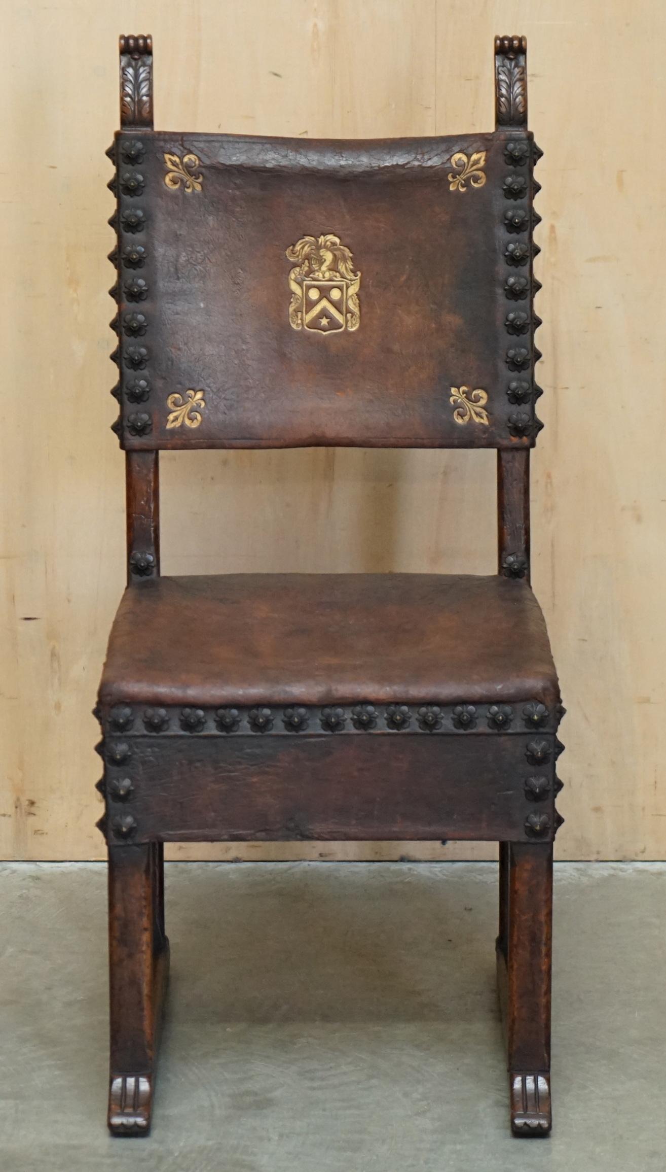 Fait main 10 chaises de salle à manger italiennes anciennes datant de 1780 provenant d'un château de Donnington en vente