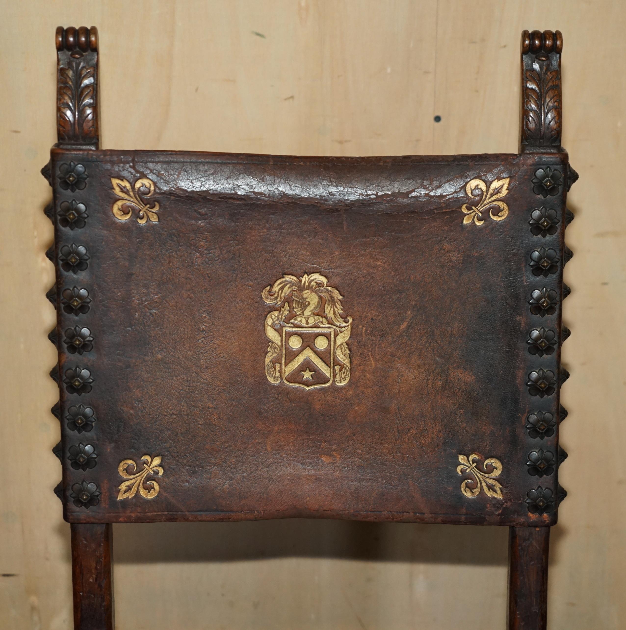 10 chaises de salle à manger italiennes anciennes datant de 1780 provenant d'un château de Donnington Abîmé - En vente à West Sussex, Pulborough