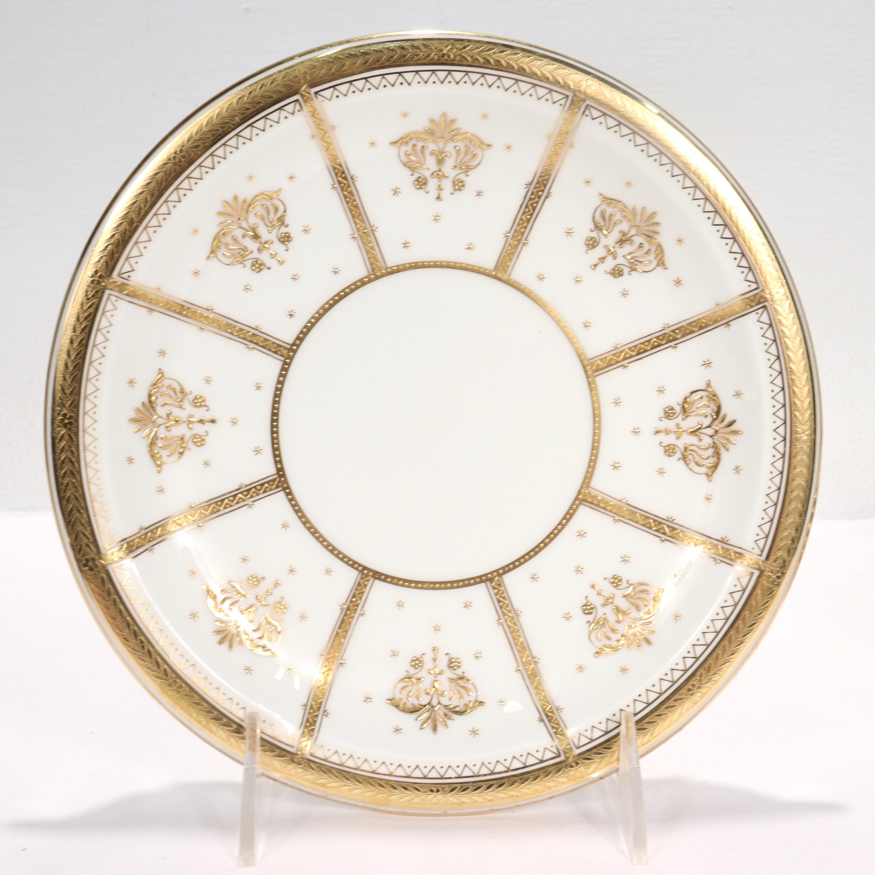 10 assiettes à déjeuner antiques en porcelaine de Minton à fond d'or Aesthetic Movement en vente 4