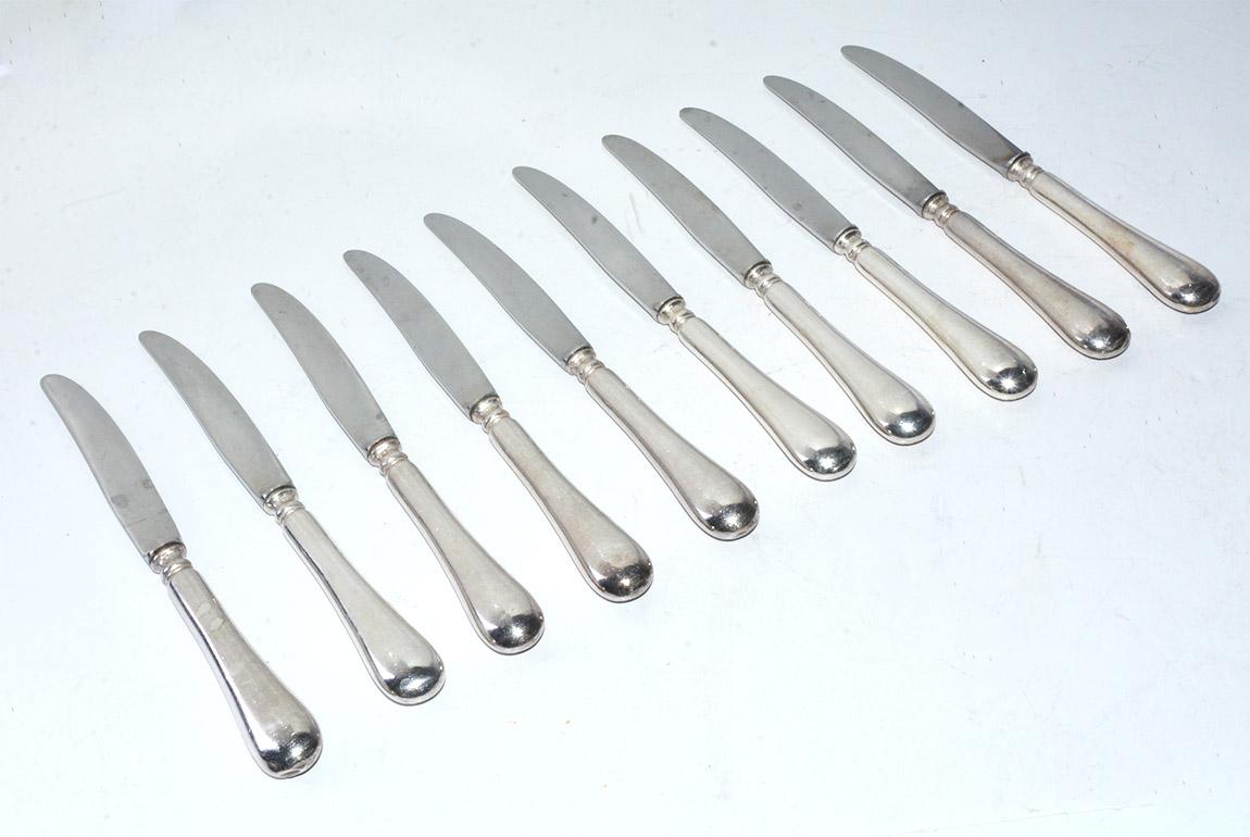 Fait à la machine 10 couteaux de déjeuner anciens néoclassiques en métal argenté en vente