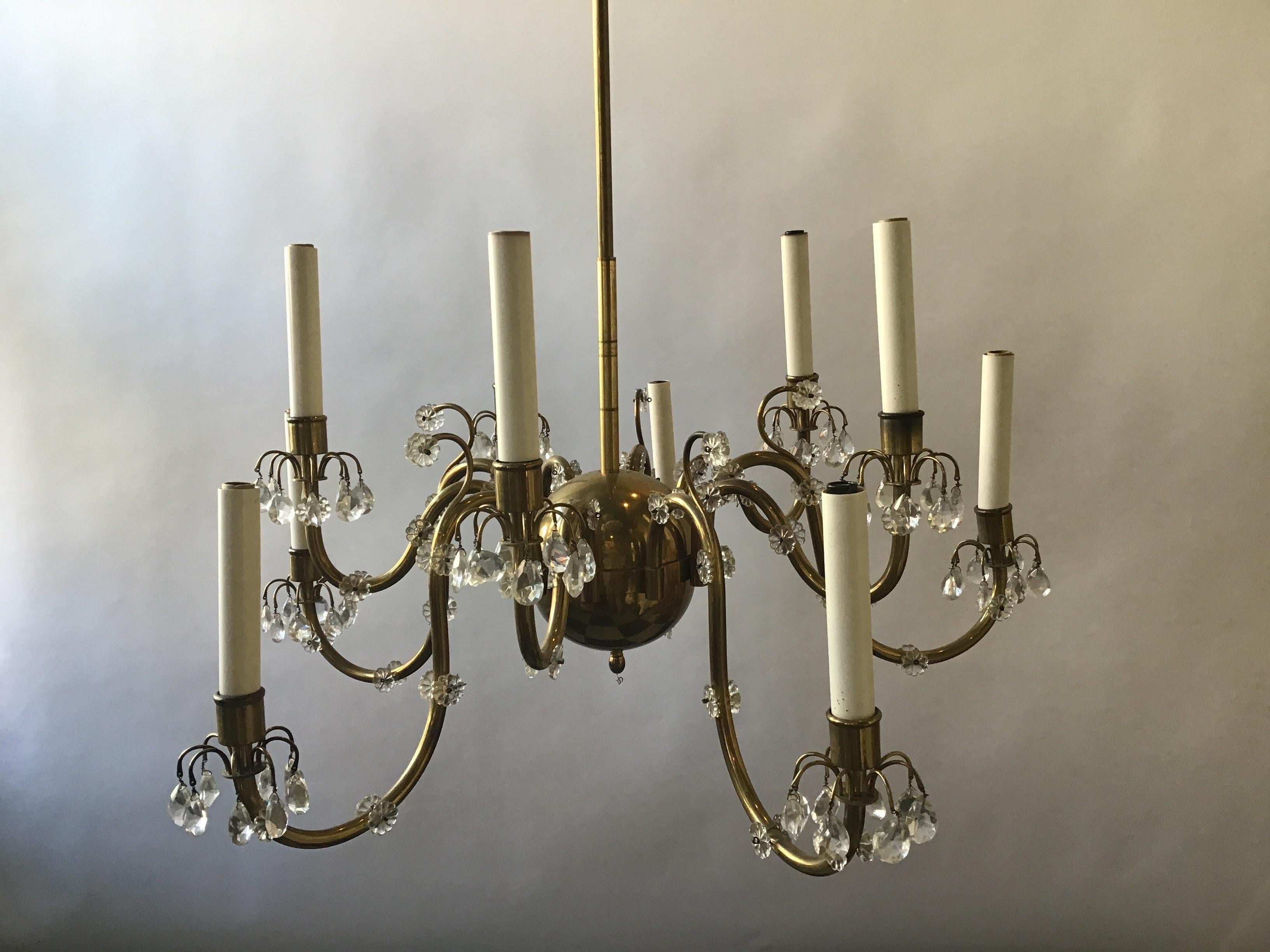 Lampadario a 10 bracci in ottone/cristallo italiano del 1950 in vendita 1