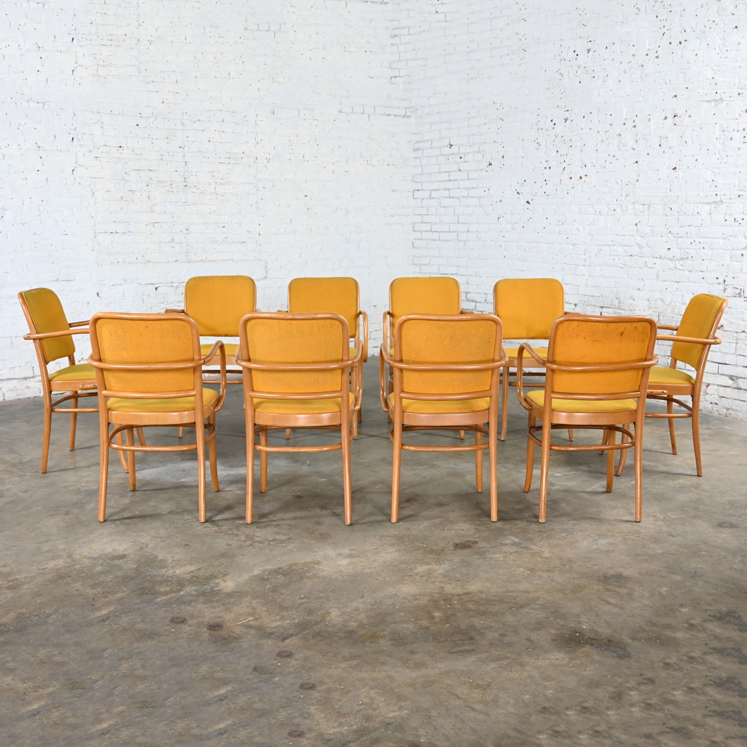 Macédonien 10 chaises de salle à manger Bauhaus en hêtre courbé J Hoffman Prague 811 style Thonet en vente