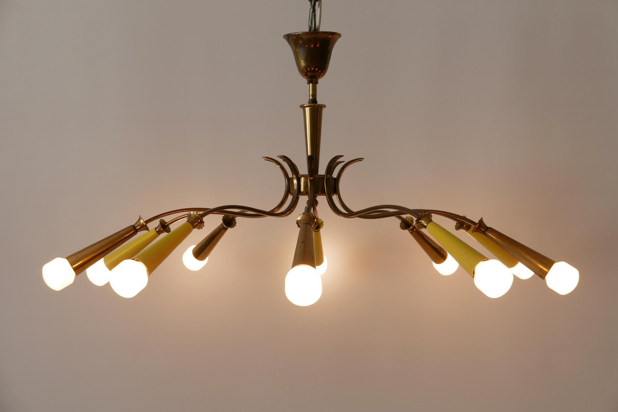 Splendido lampadario o plafoniera Sputnik a dieci bracci in stile Mid-Century Modern. Progettato e prodotto probabilmente da Kaiser Leuchten, anni '50, Germania.

Realizzato in ottone, il lampadario necessita di 10 lampadine a vite E14. Funziona sia