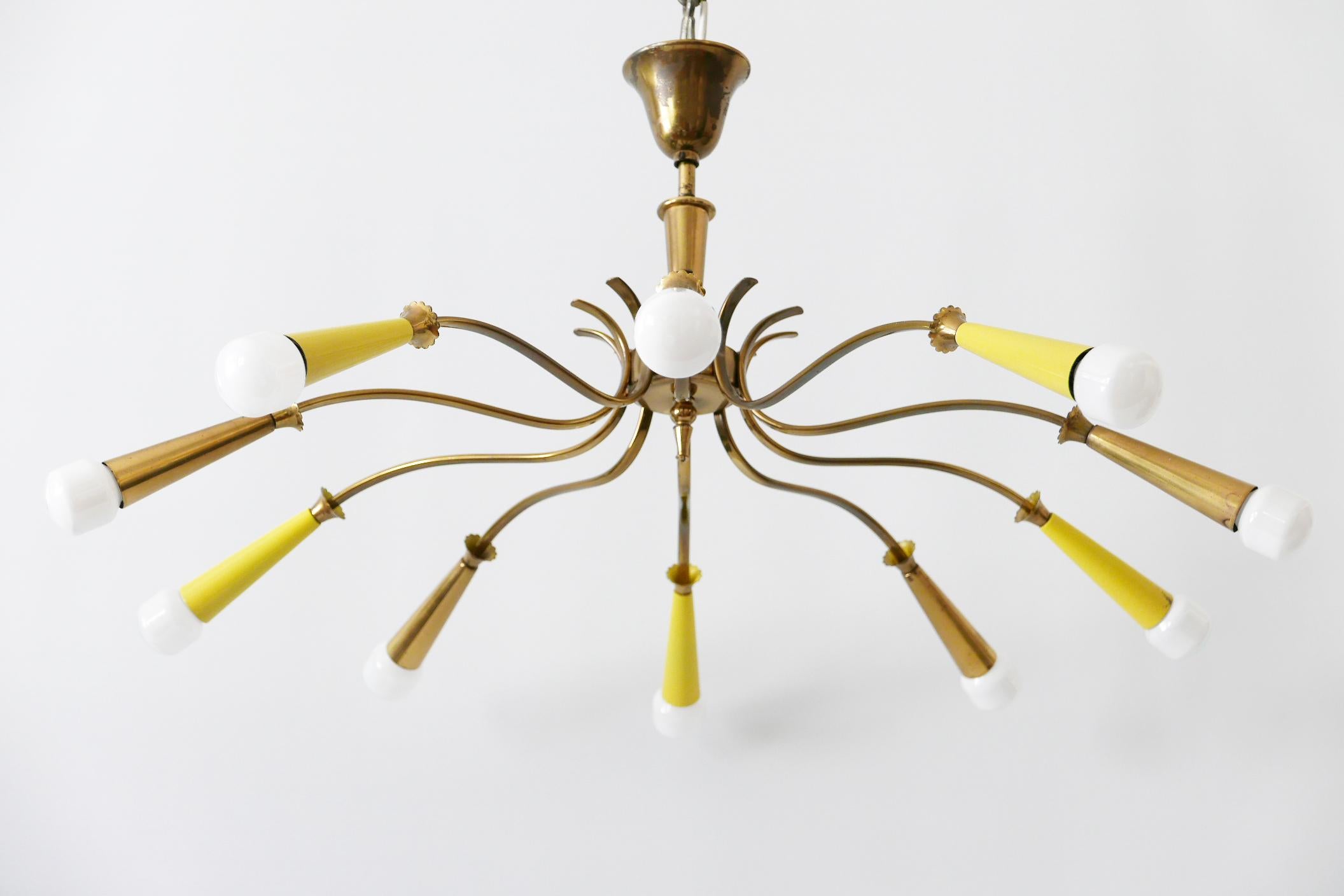 Mid-Century moderno Lampadario o lampada da soffitto in ottone Sputnik a 10 braccia della modernità di metà secolo, anni '50 in vendita