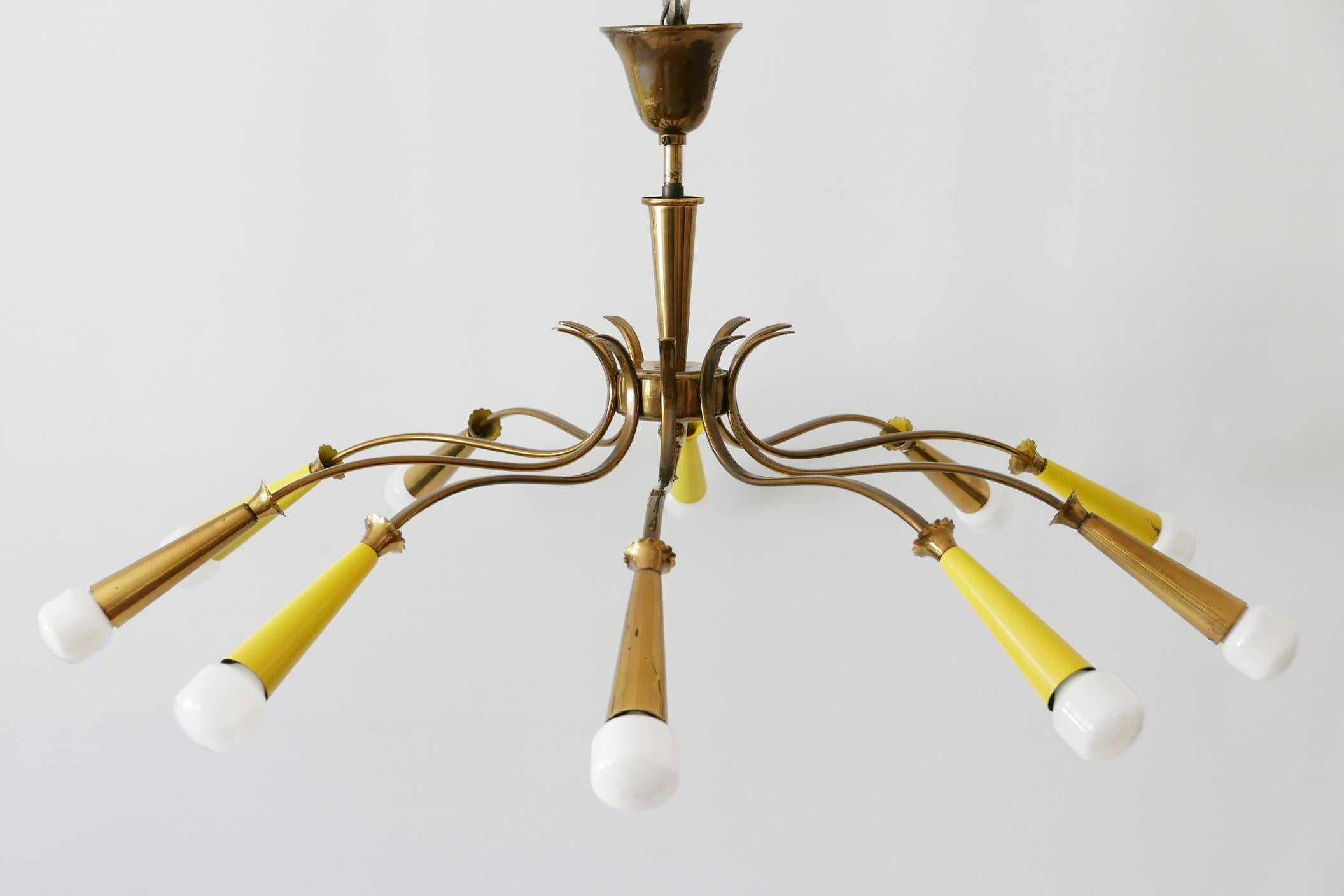 Smaltato Lampadario o lampada da soffitto in ottone Sputnik a 10 braccia della modernità di metà secolo, anni '50 in vendita