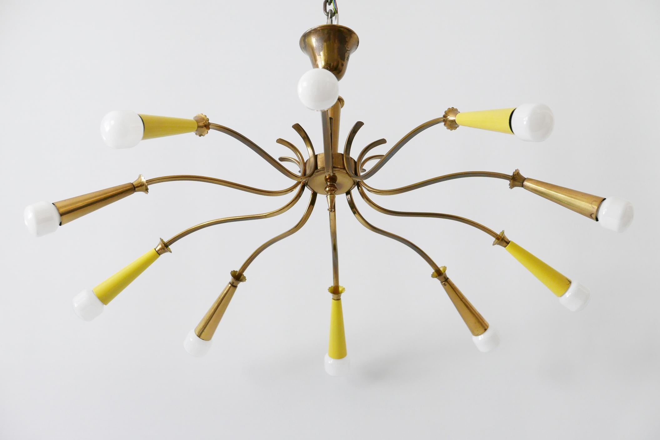 Metà XX secolo Lampadario o lampada da soffitto in ottone Sputnik a 10 braccia della modernità di metà secolo, anni '50 in vendita